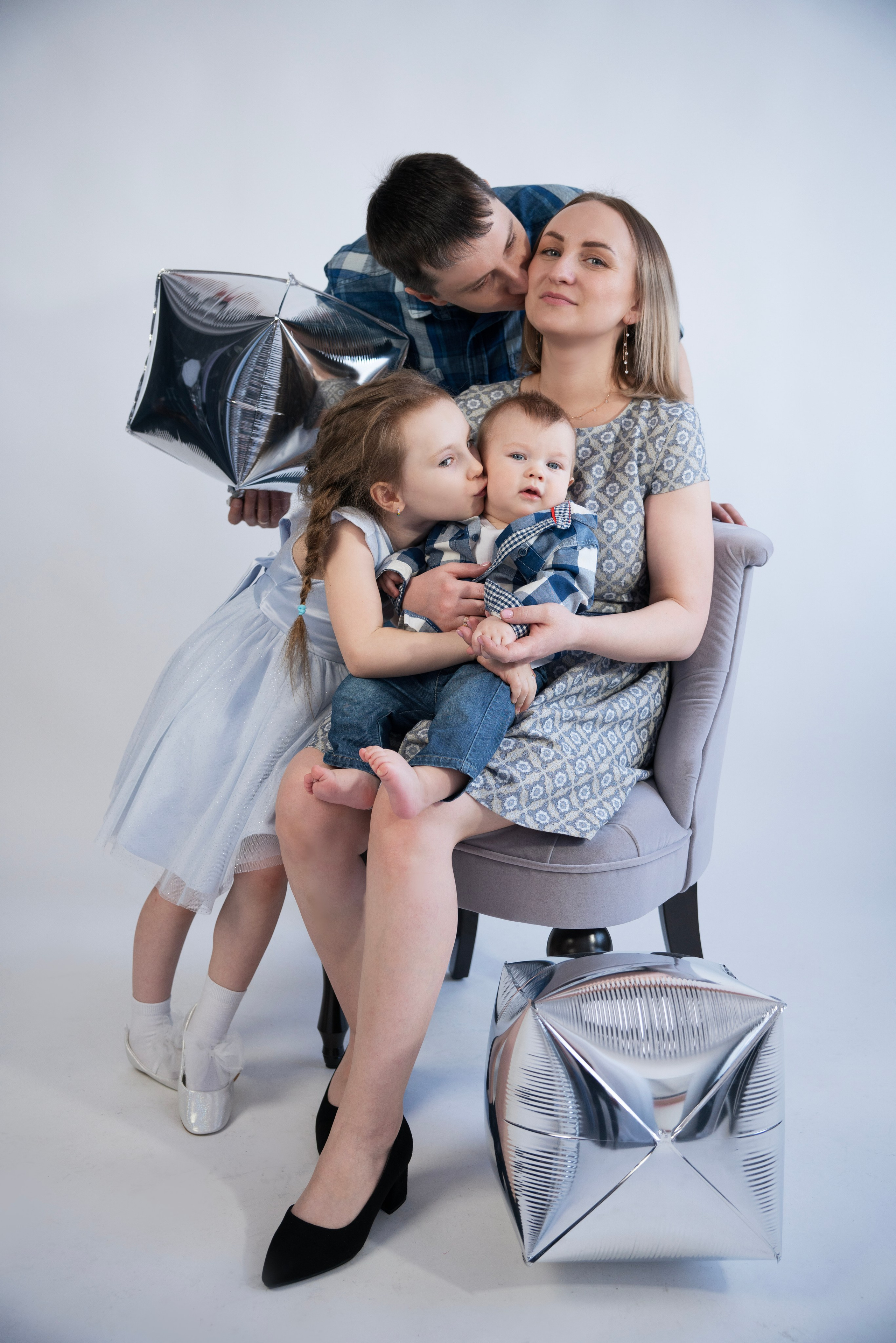 Семейная съемка в студии фотографа. Семейный фотограф в Омске Александра Яровикова