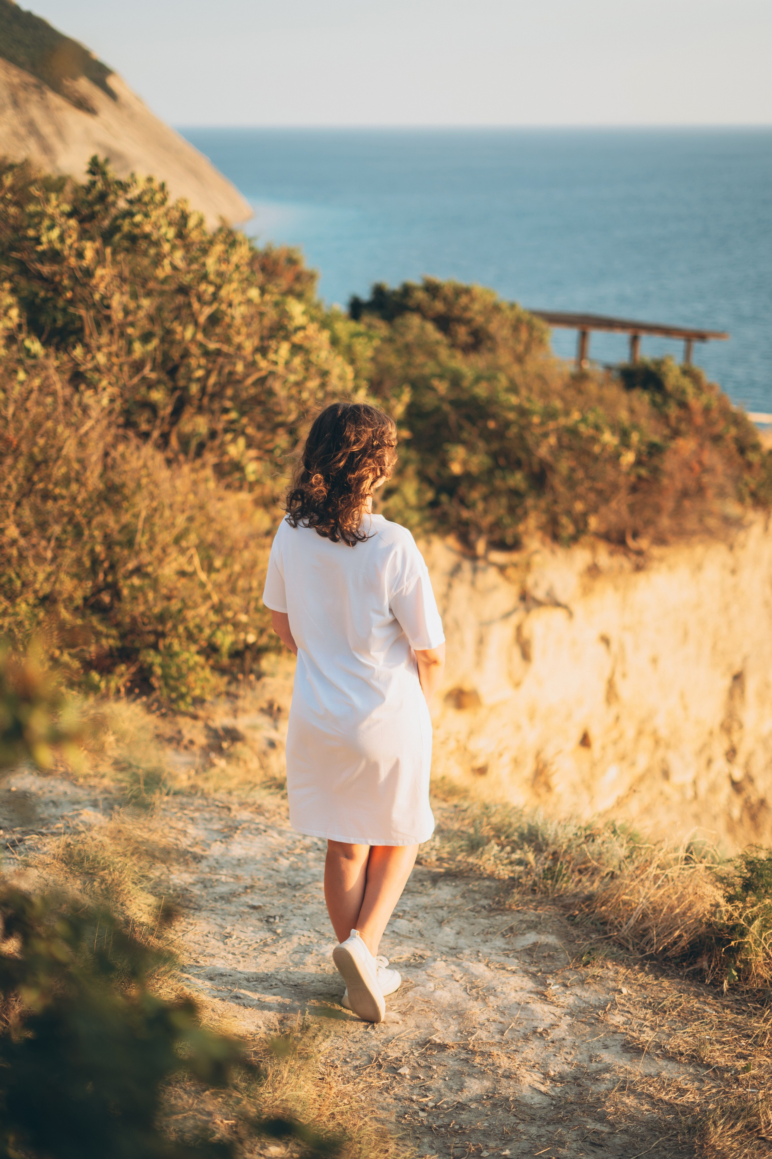 Геленджикская динамика: захватывающий момент, когда вся семья прыгает через набегающую волну, фотограф Геленджик