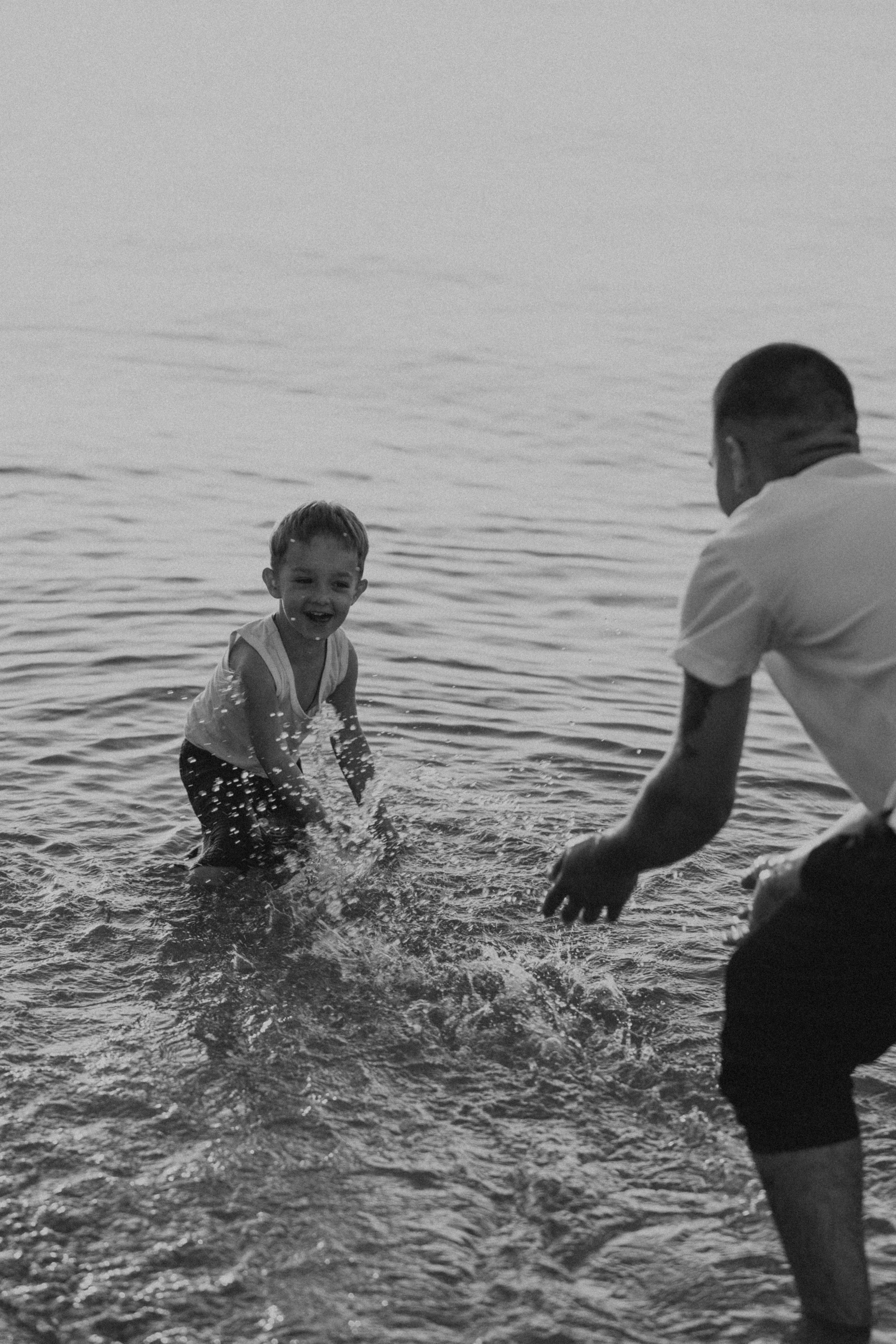 Родители играют с детьми у воды на закате. Фотограф Веселовка, фотосессия в Веселовке, Азовское море.