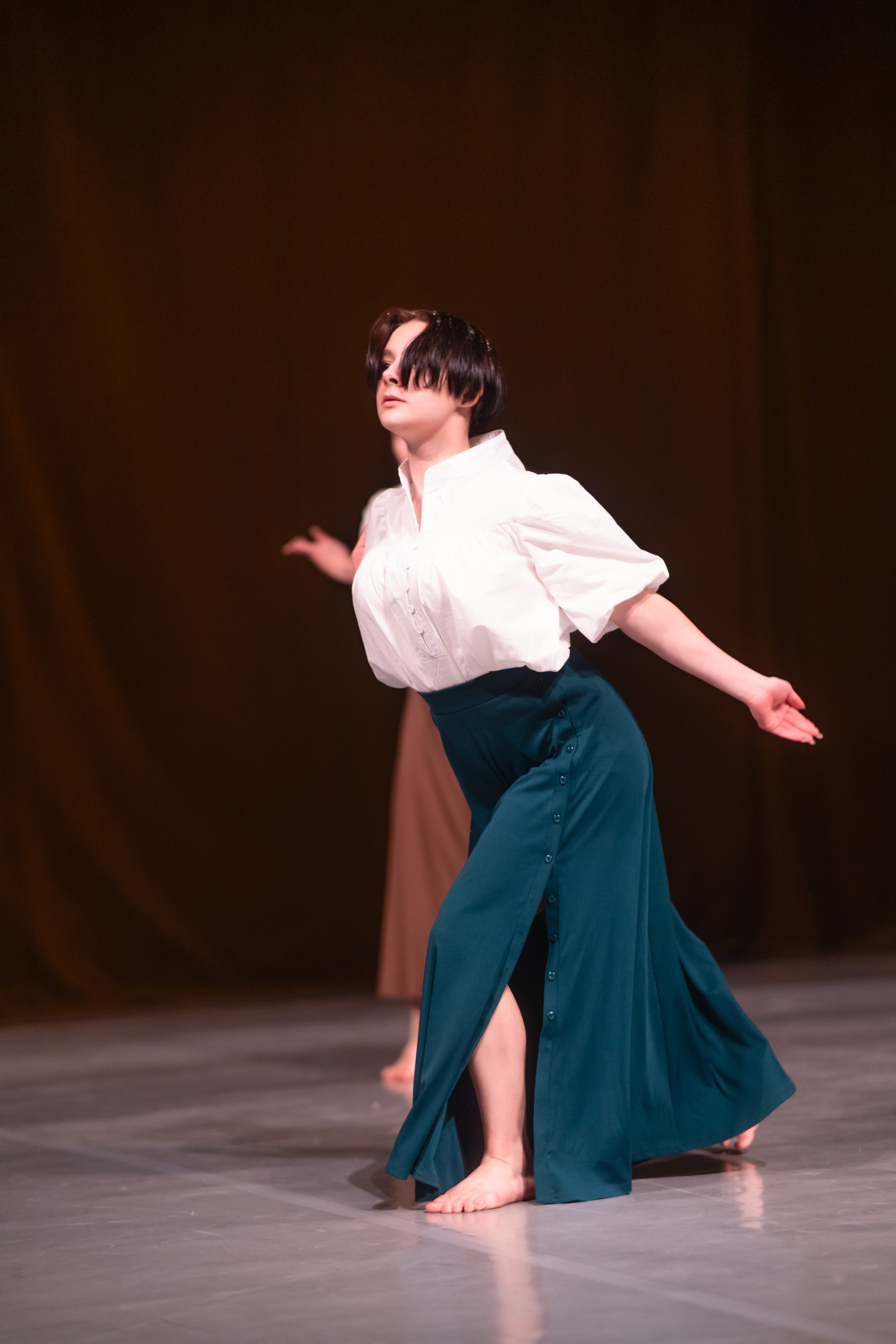 Луч прожектора выхватывает солистку из темноты на сцене отеля «Санкт-Петербург».