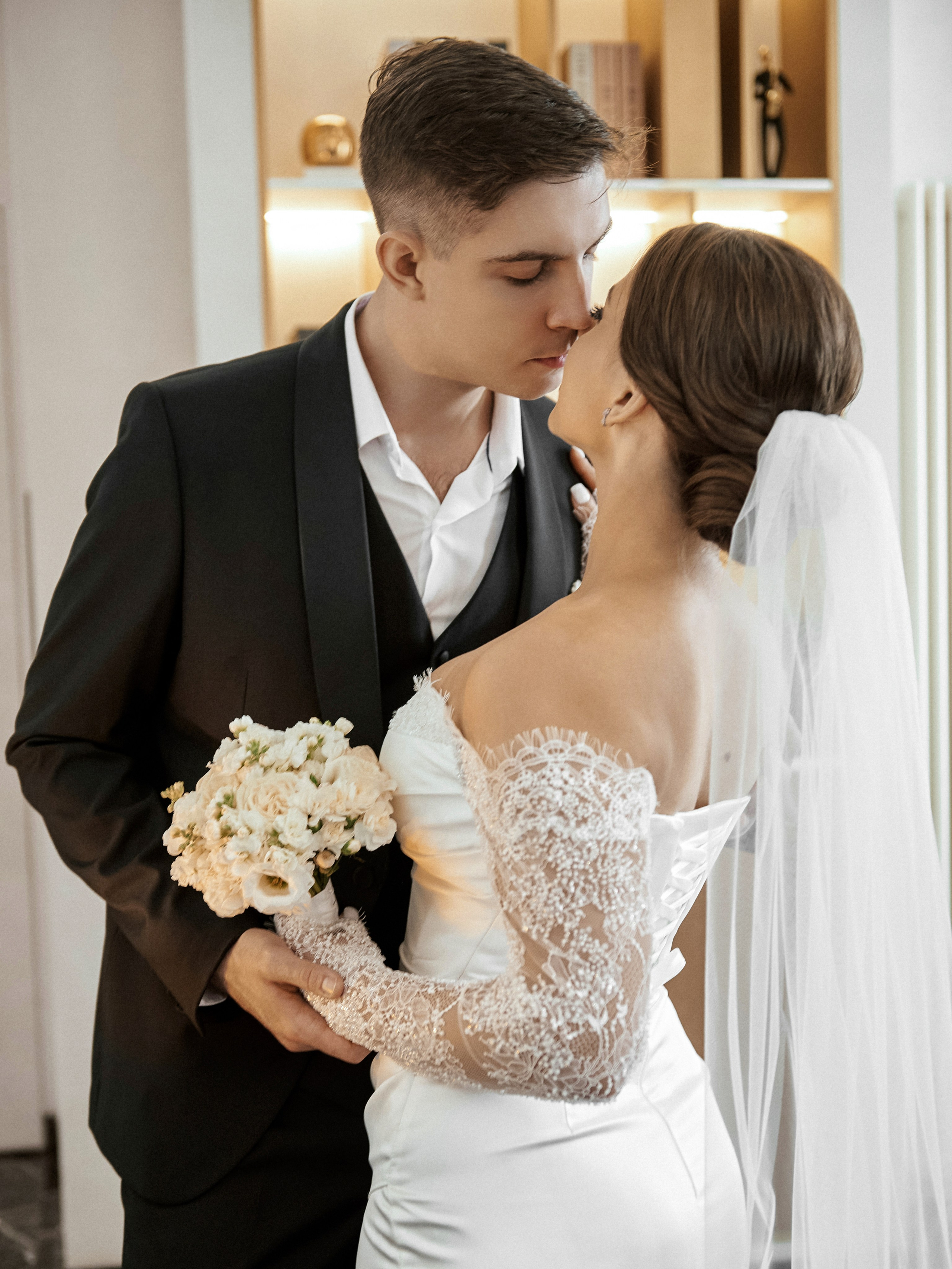 Романтический портрет жениха и невесты в свадебный день