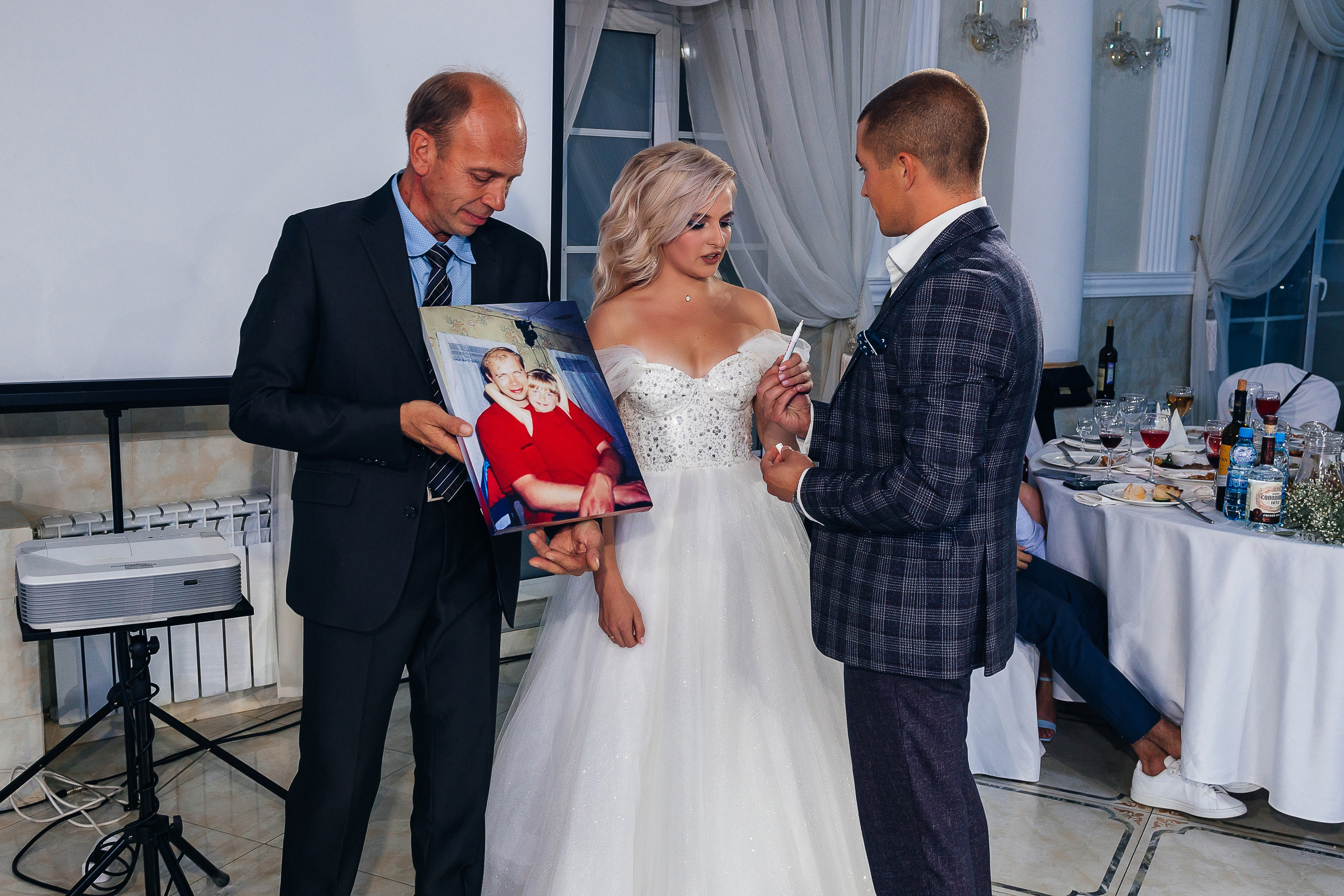 Стильная фотосессия пары в интерьерах ресторана. Олег Сверчков | Свадебный фотограф Вологда