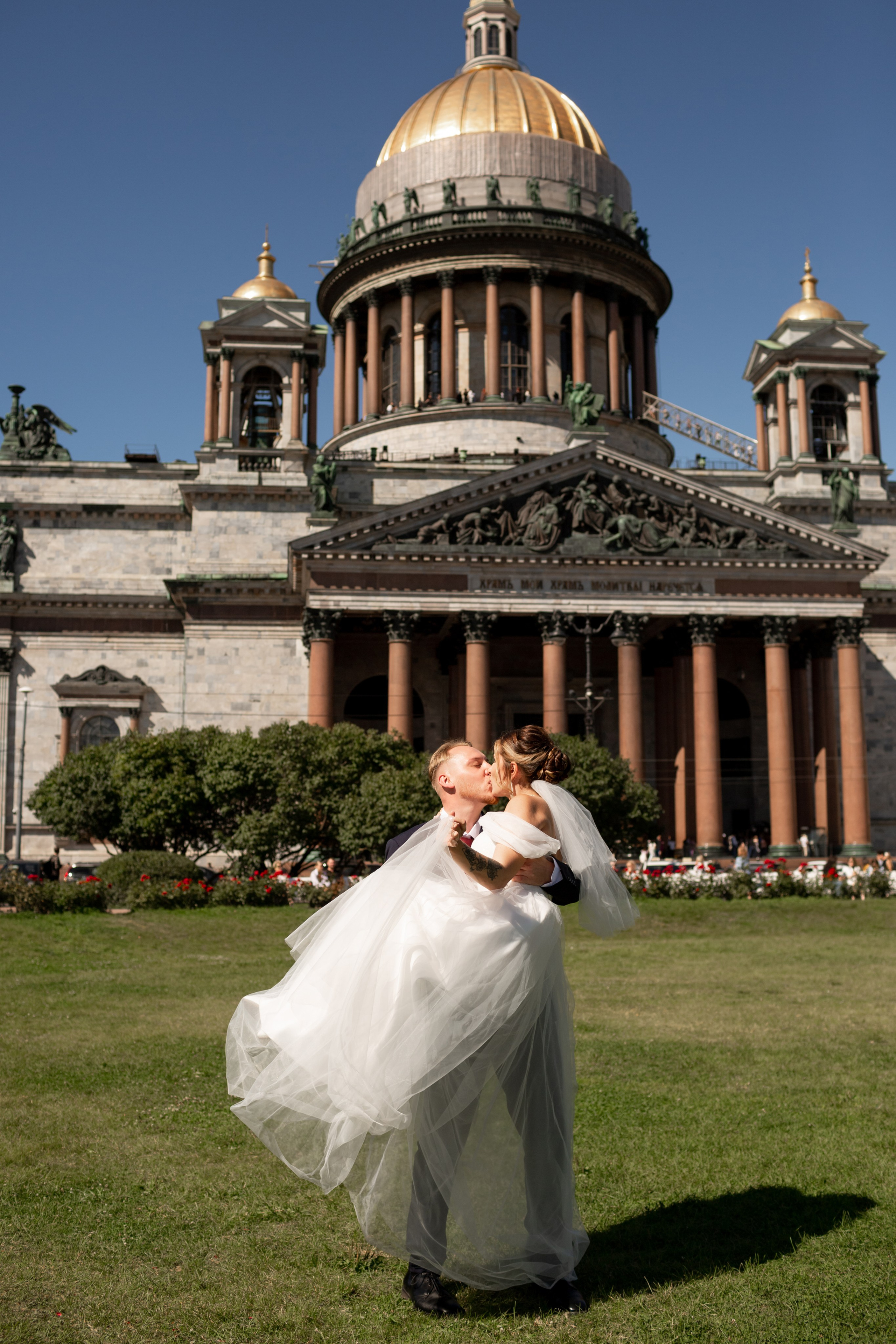 Жених кружит невесту около Исаакиевского собора.