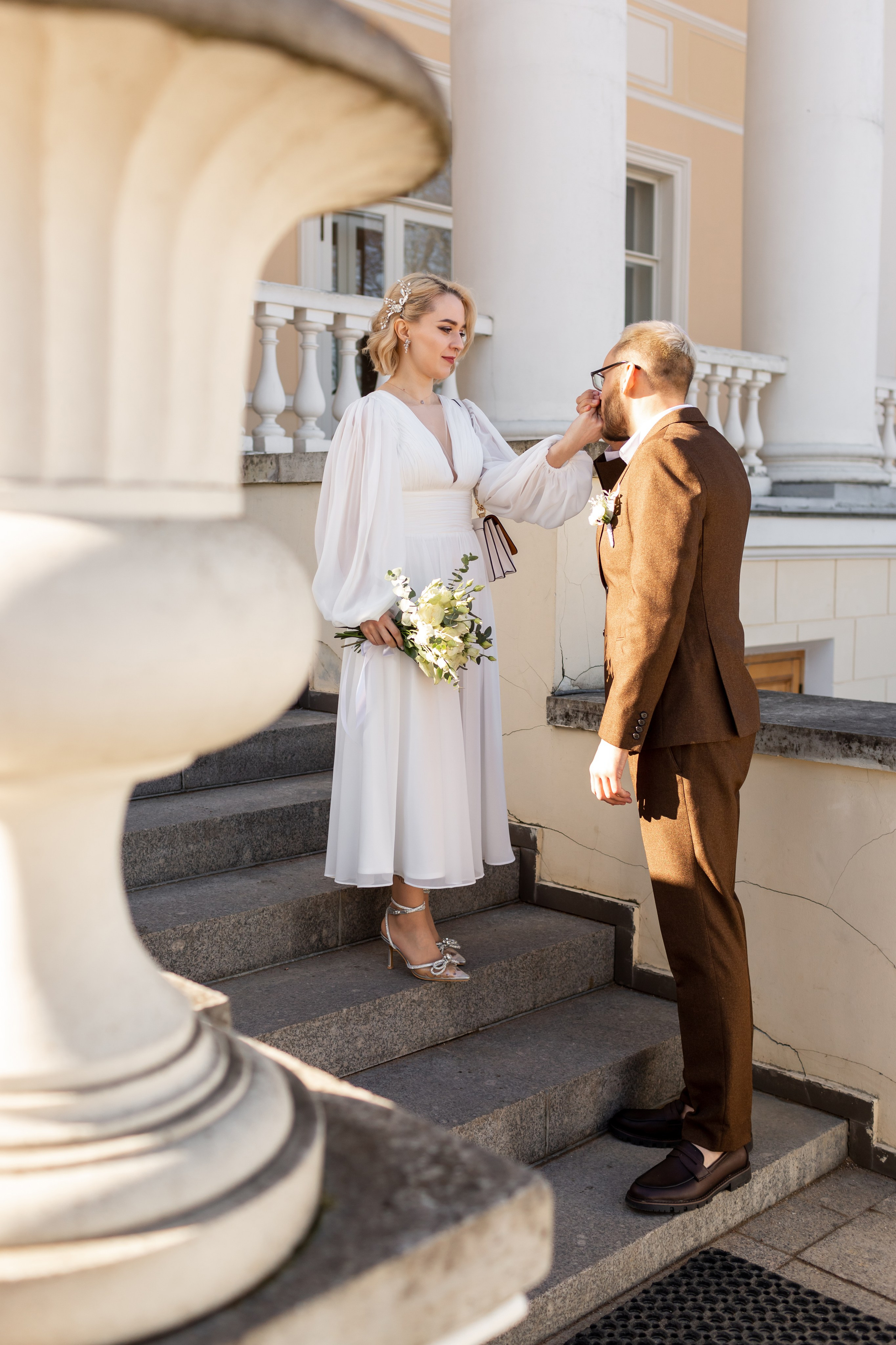 Жених и невеста на ступенях дворца бракосочетания 3