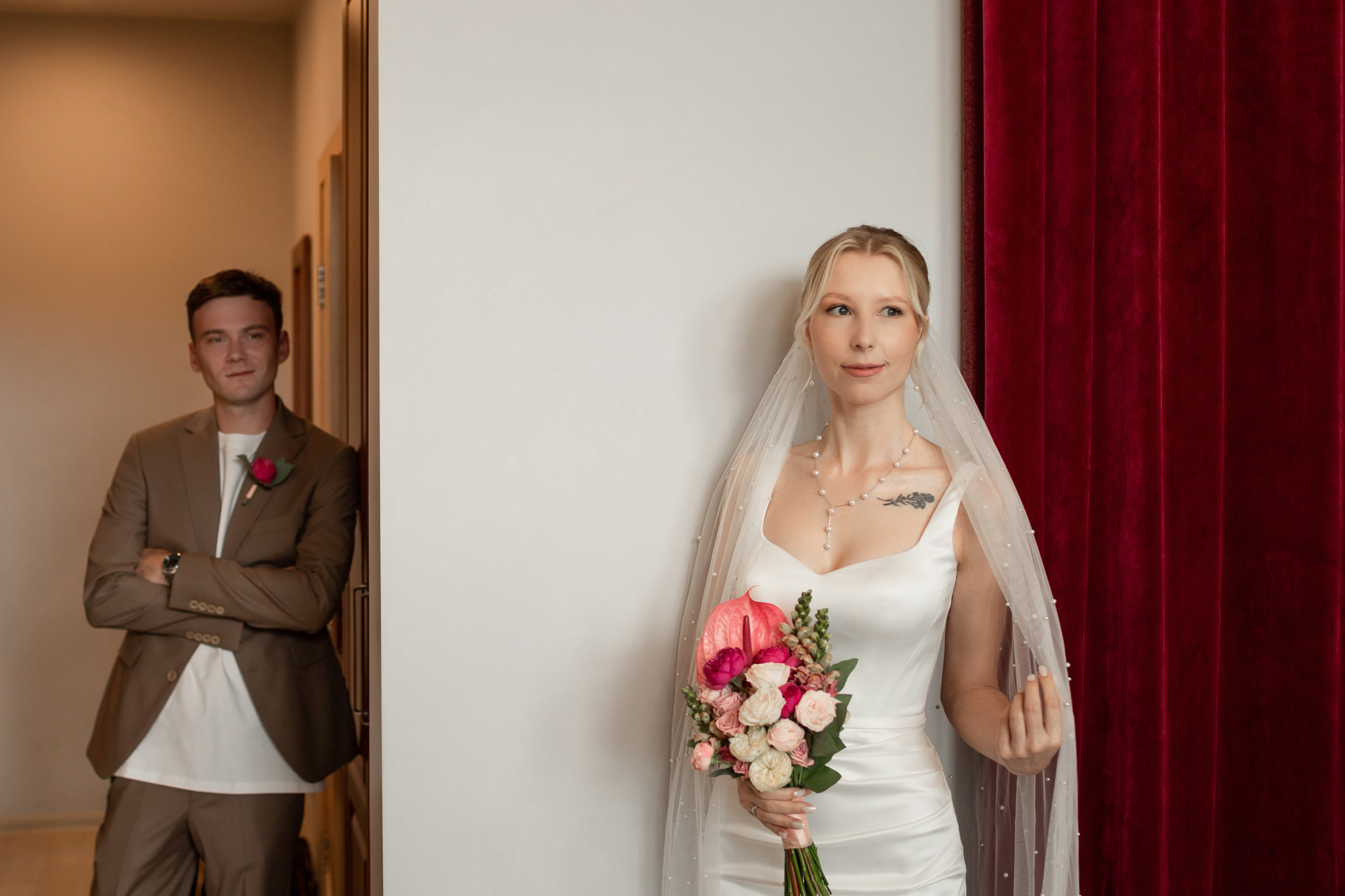 Невеста готова к первой встрече с женихом в отеле после сборов.