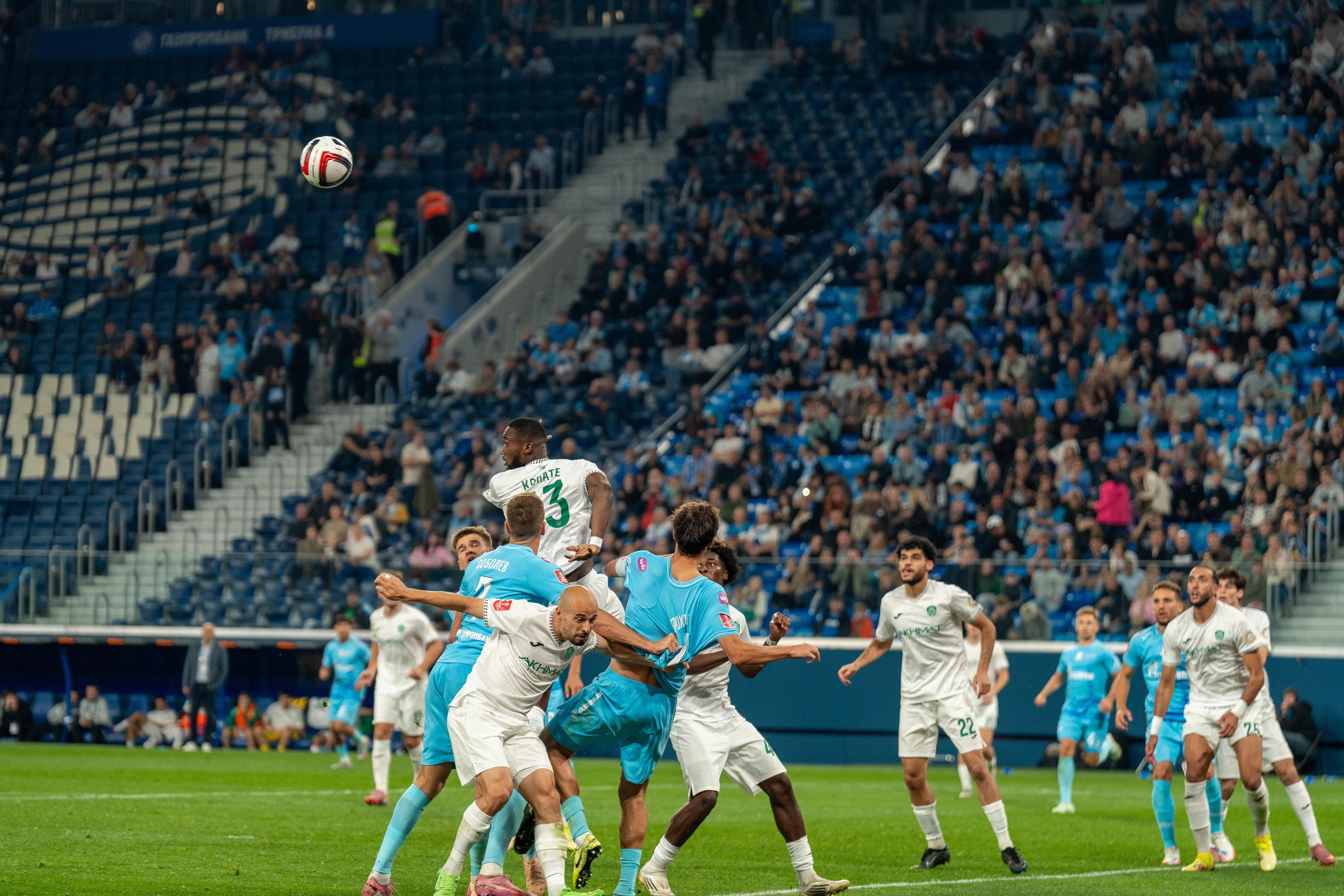 Репортажный фотограф спорт-съемка: эпизод матча Зенит–Ахмат