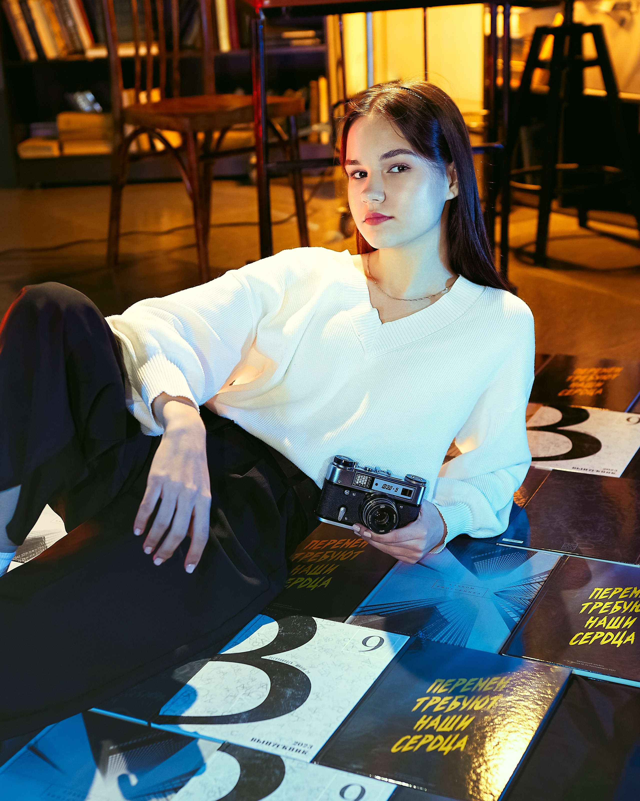 Выпускница с с альбомом выпускника. Фотограф Дмитрий Иванов