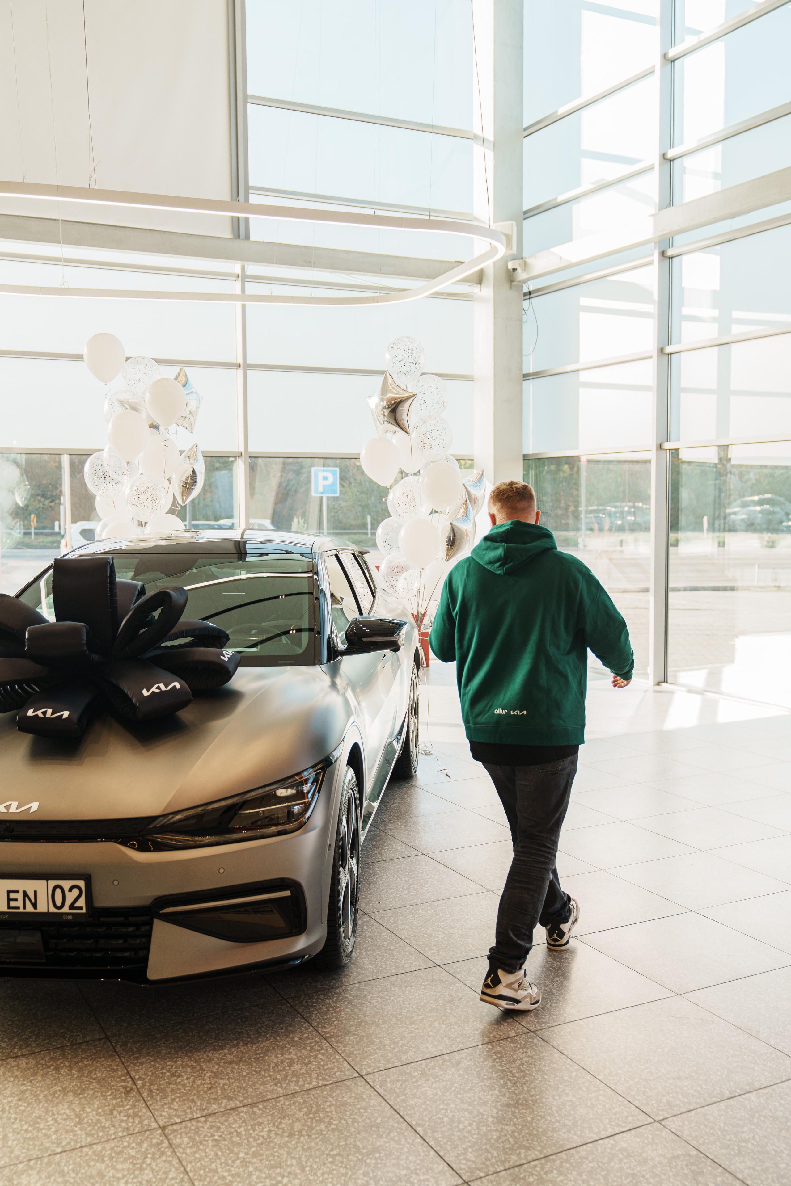 Kia EV6 Вручение Евгений Чебаткову. Фотограф TAULAN_1