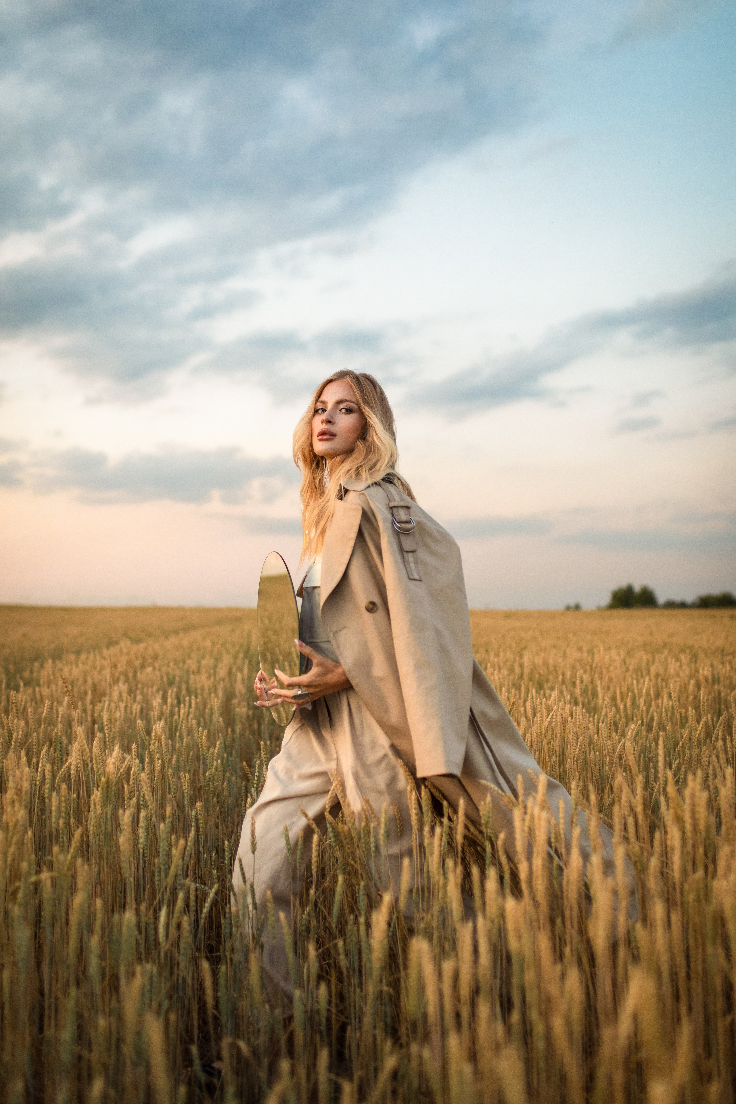 Модельная съемка в поле. Главная