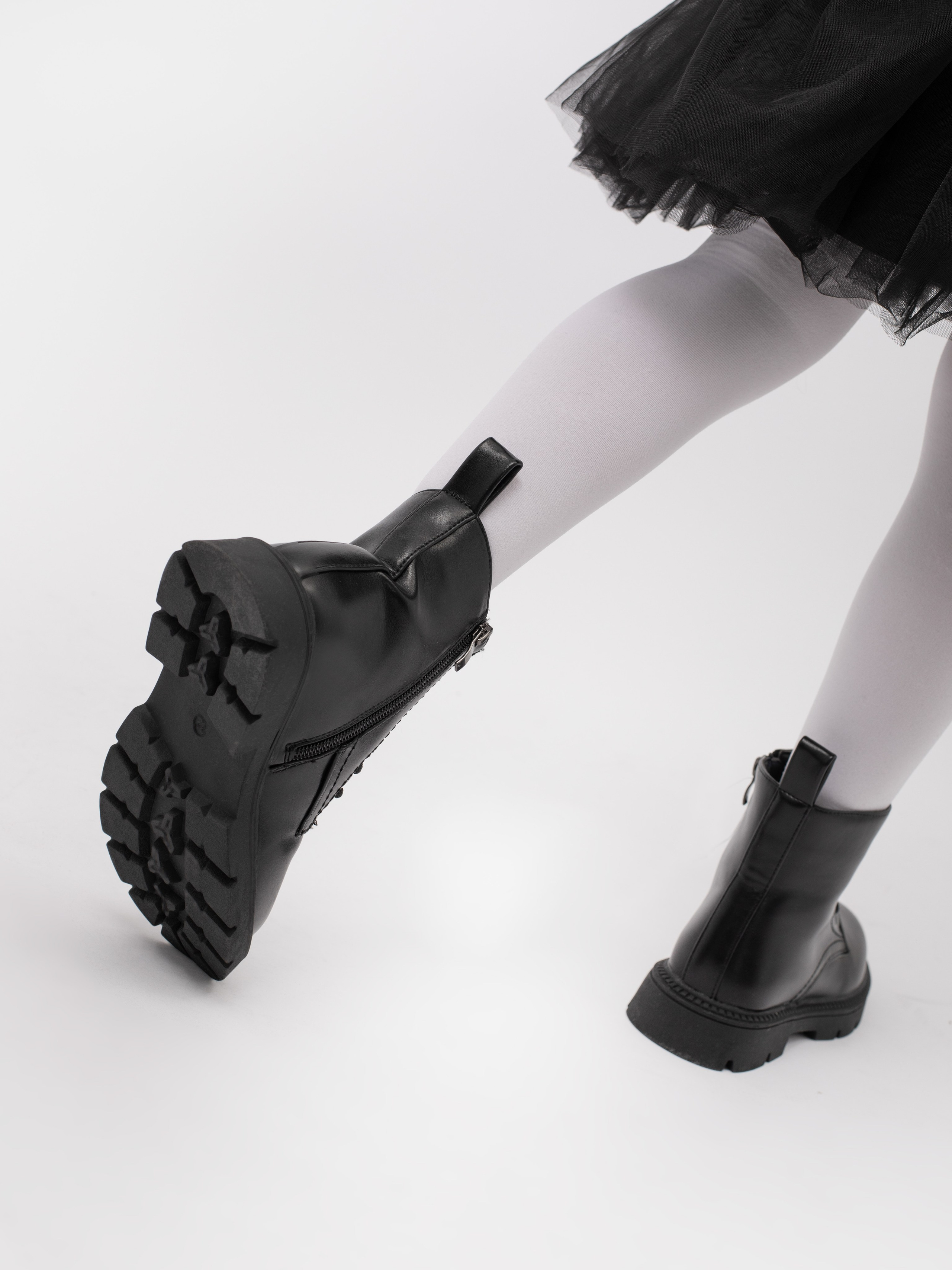 Ботинки для девочки. Фотостудия предметной и модельной съёмки для маркетплейсов