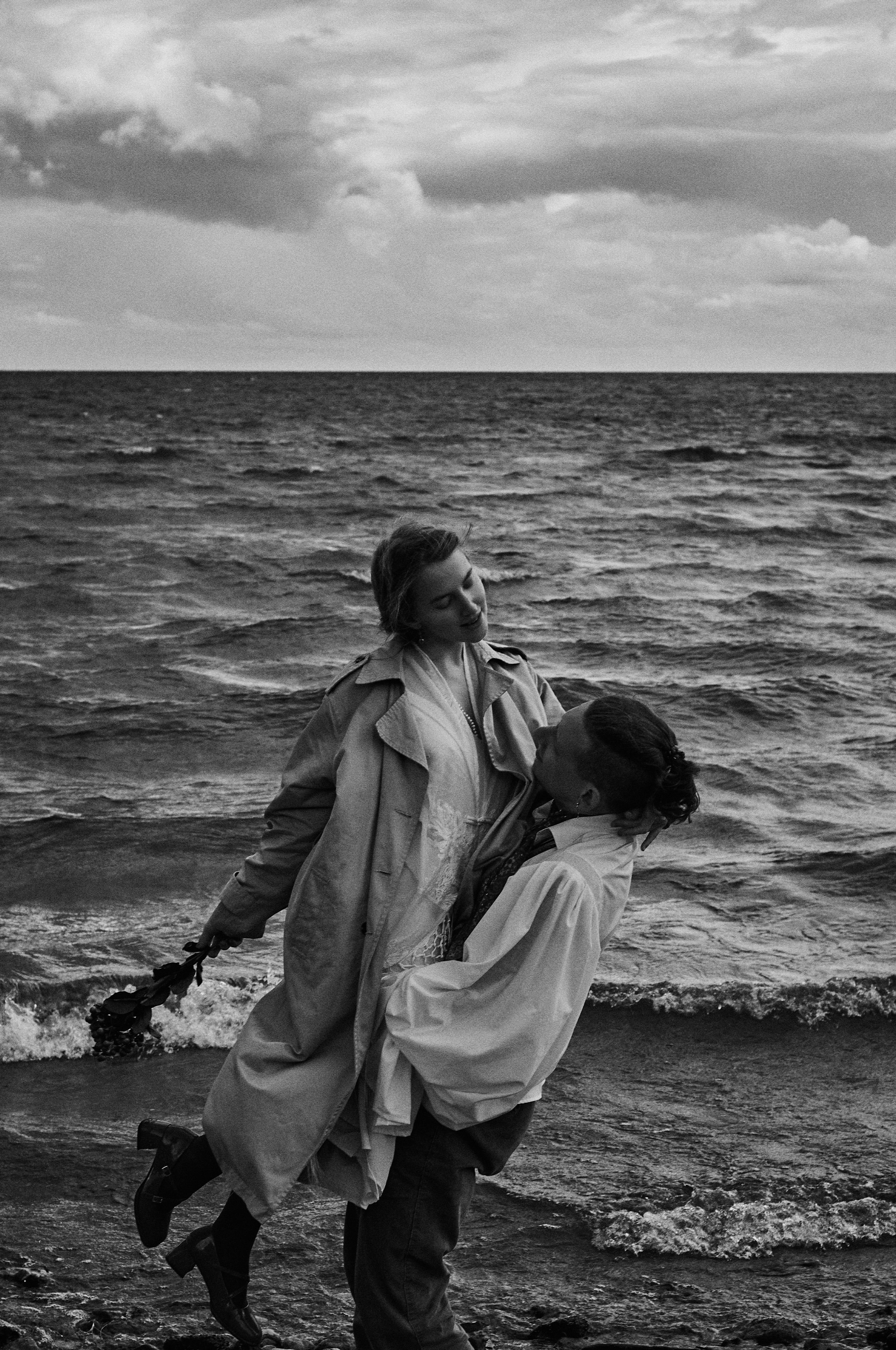 Аля и Арсений у залива. Репортажный и портретный фотограф Таша Боброва