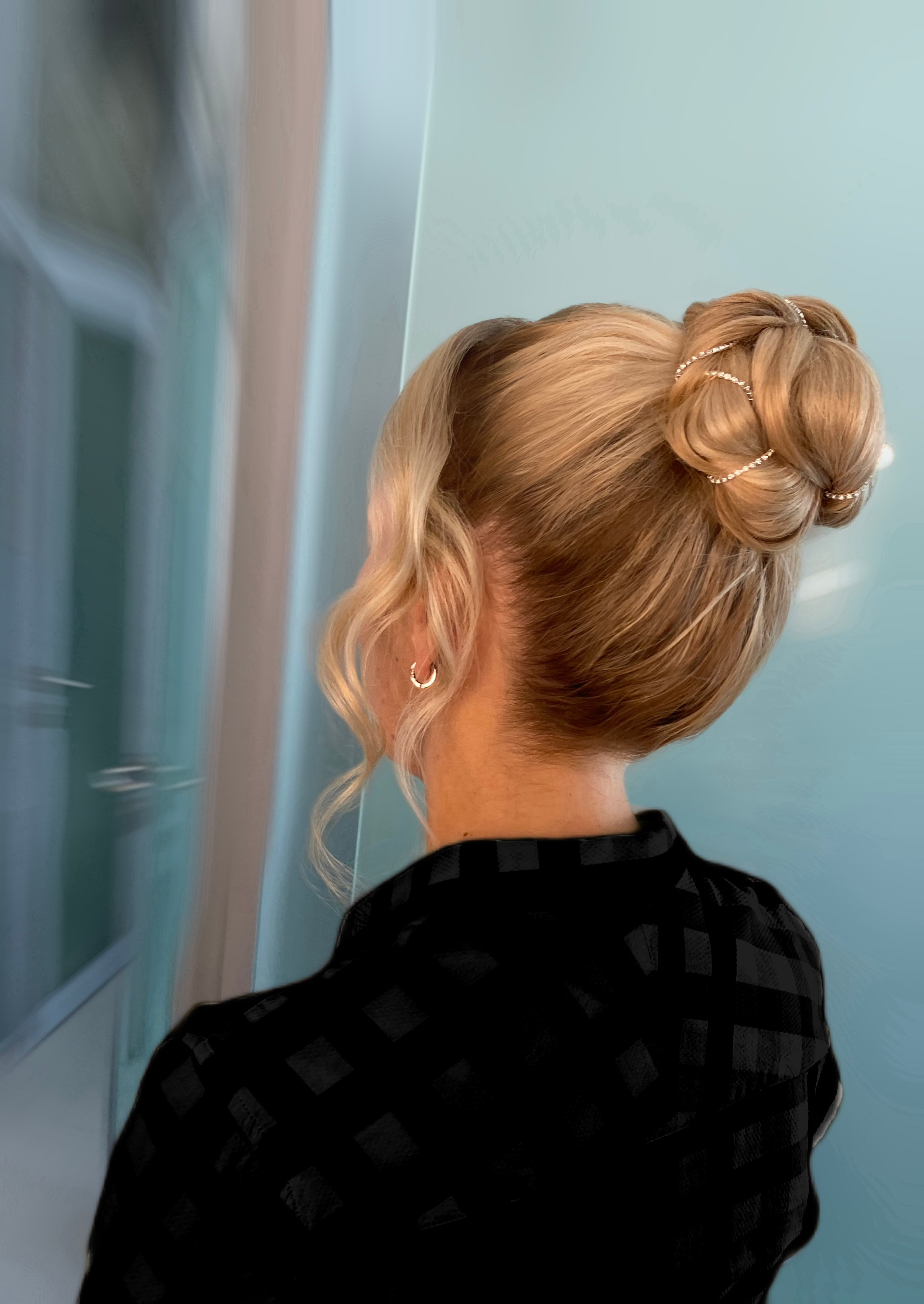 УКЛАДКА ВОЛОС ПРИЧЕСКИ В МОСКВЕ. СВАДЕБНЫЙ ВИЗАЖИСТ-СТИЛИСТ В МОСКВЕ ПРИЧЕСКИ МАКИЯЖ БРОВИ ВЫЕЗД