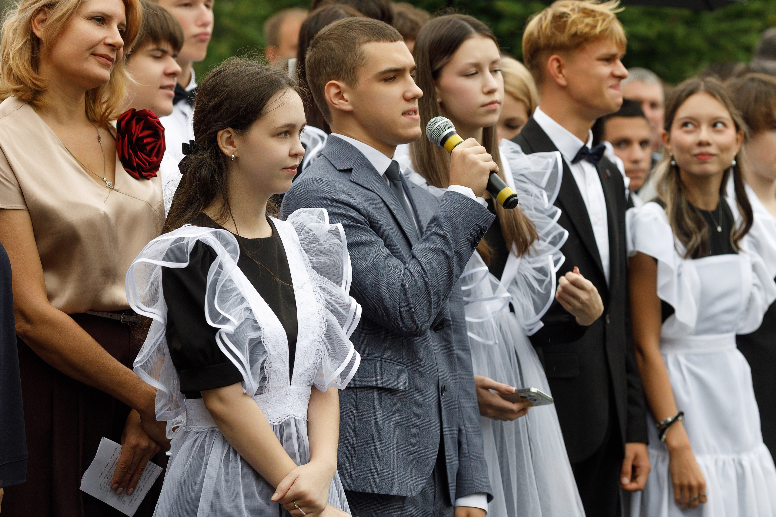 Линейка 11 клас Гимназия Артём. Photoalbum-vl.ru