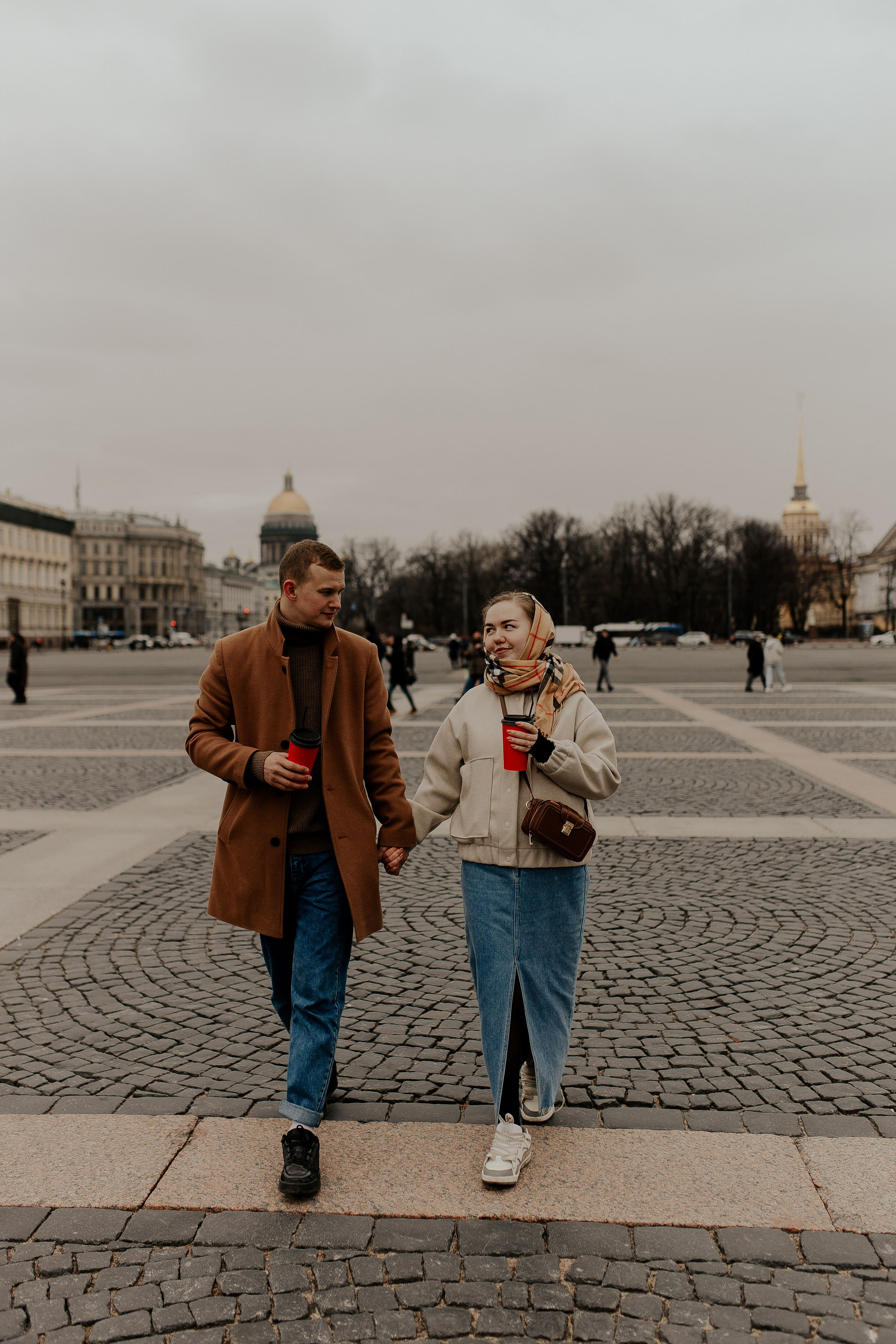 Пара гуляет по Петербургу. Фотограф в Санкт-Петербурге Лиза Семченкова