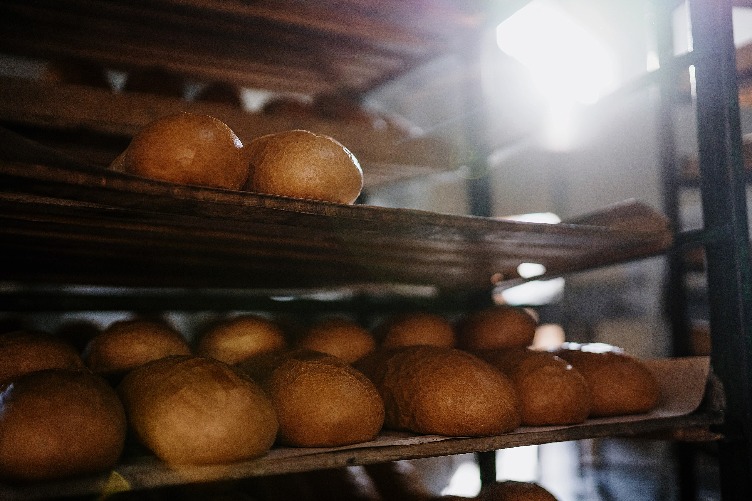 свежий хлеб на производстве, промышленная фотосъёмка