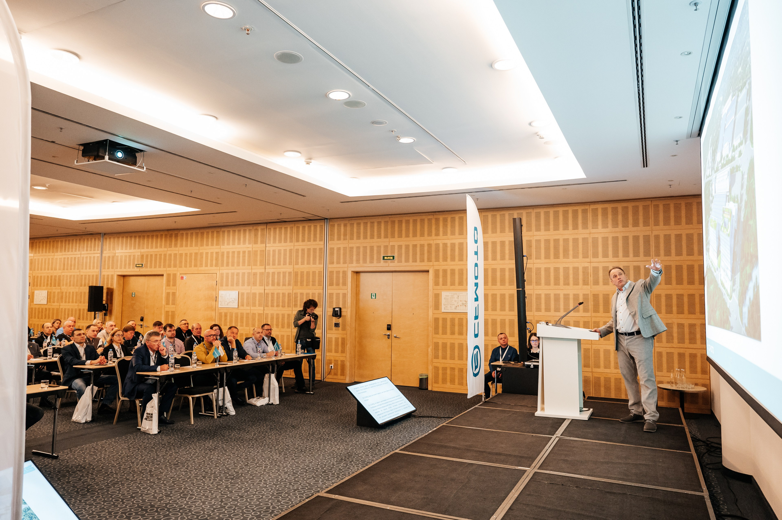 Конференция дилеров. Фотограф Дмитрий Сермяжко