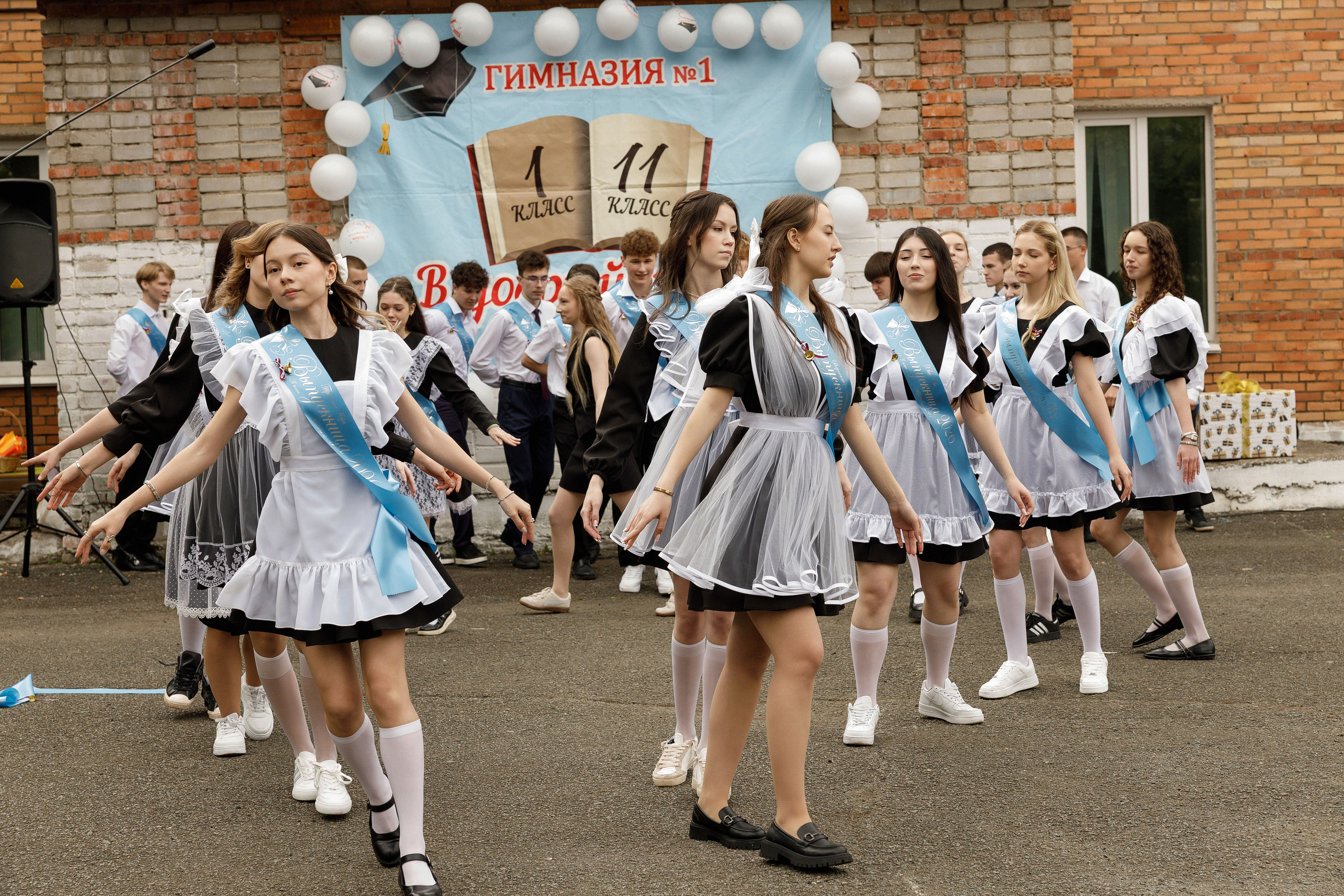Последний звонок Гимназия Артем. Photoalbum-vl.ru