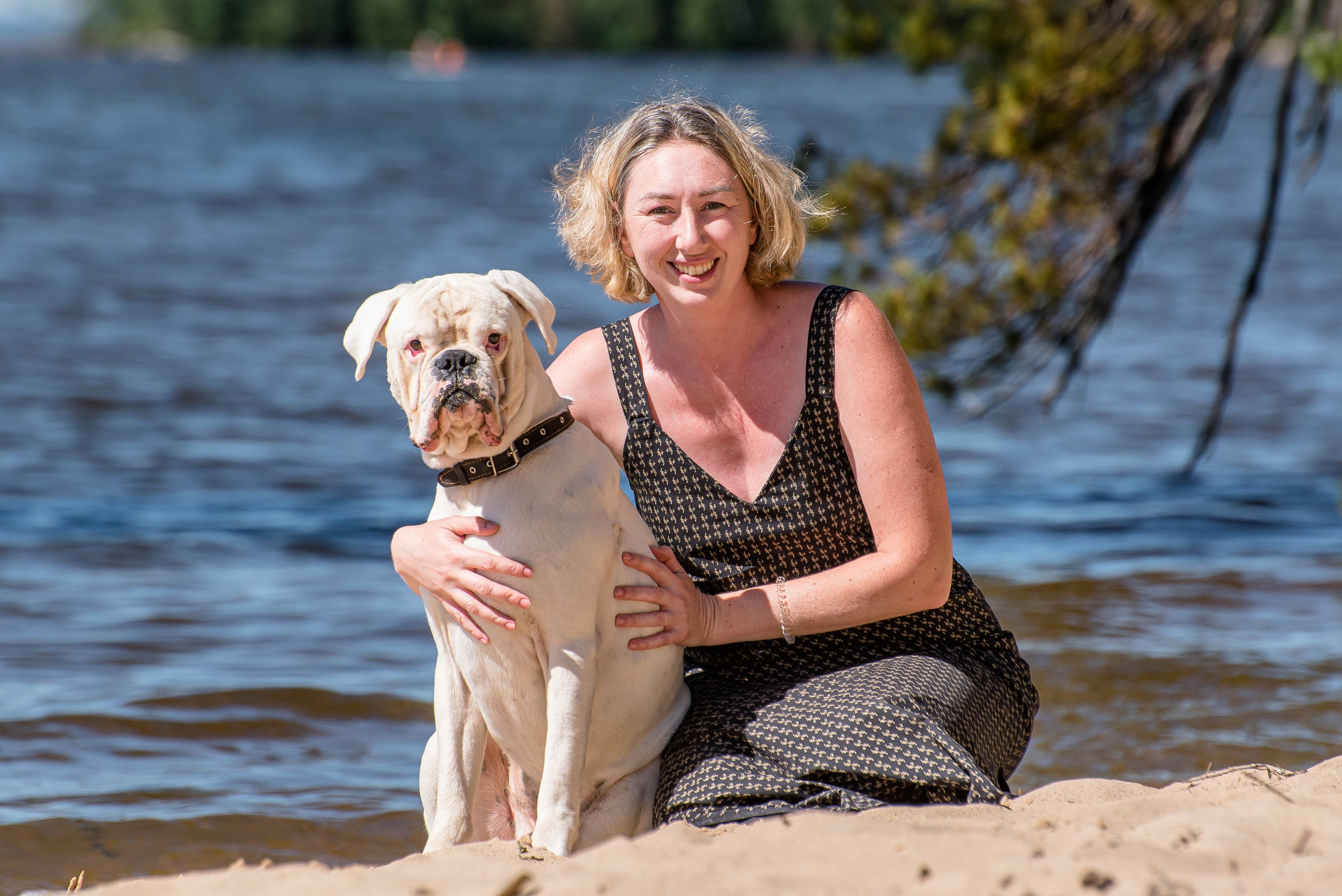 Фотосессия с собакой на берегу. Фотограф Макс Огурцов в Нижнем Новгороде