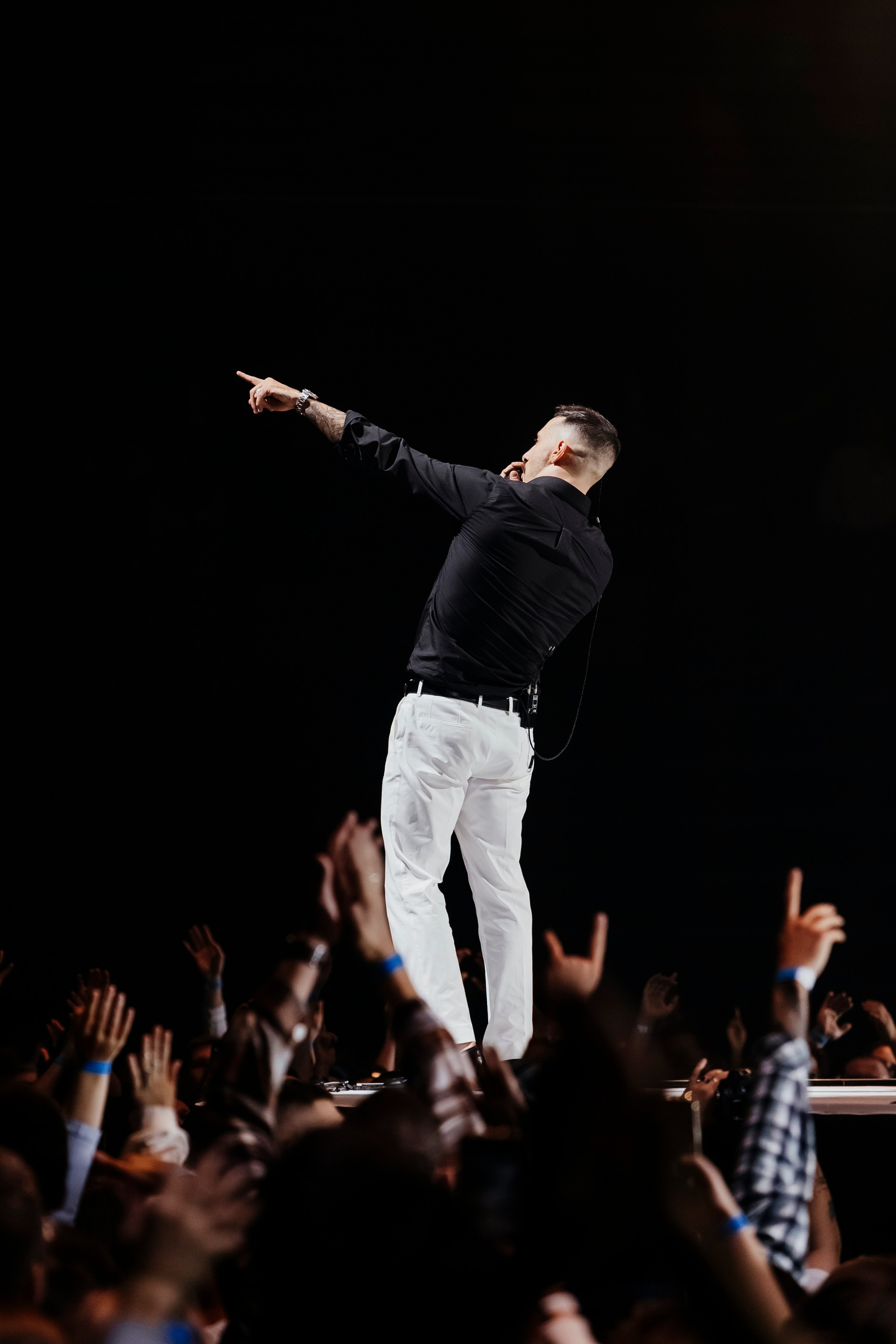 Концерт L’ONE с хором и симфоническим оркестром в Live Арене 19 октября 2025. Репортажный, event, концертный и backstage фотограф из Москвы Виталий Кривцов