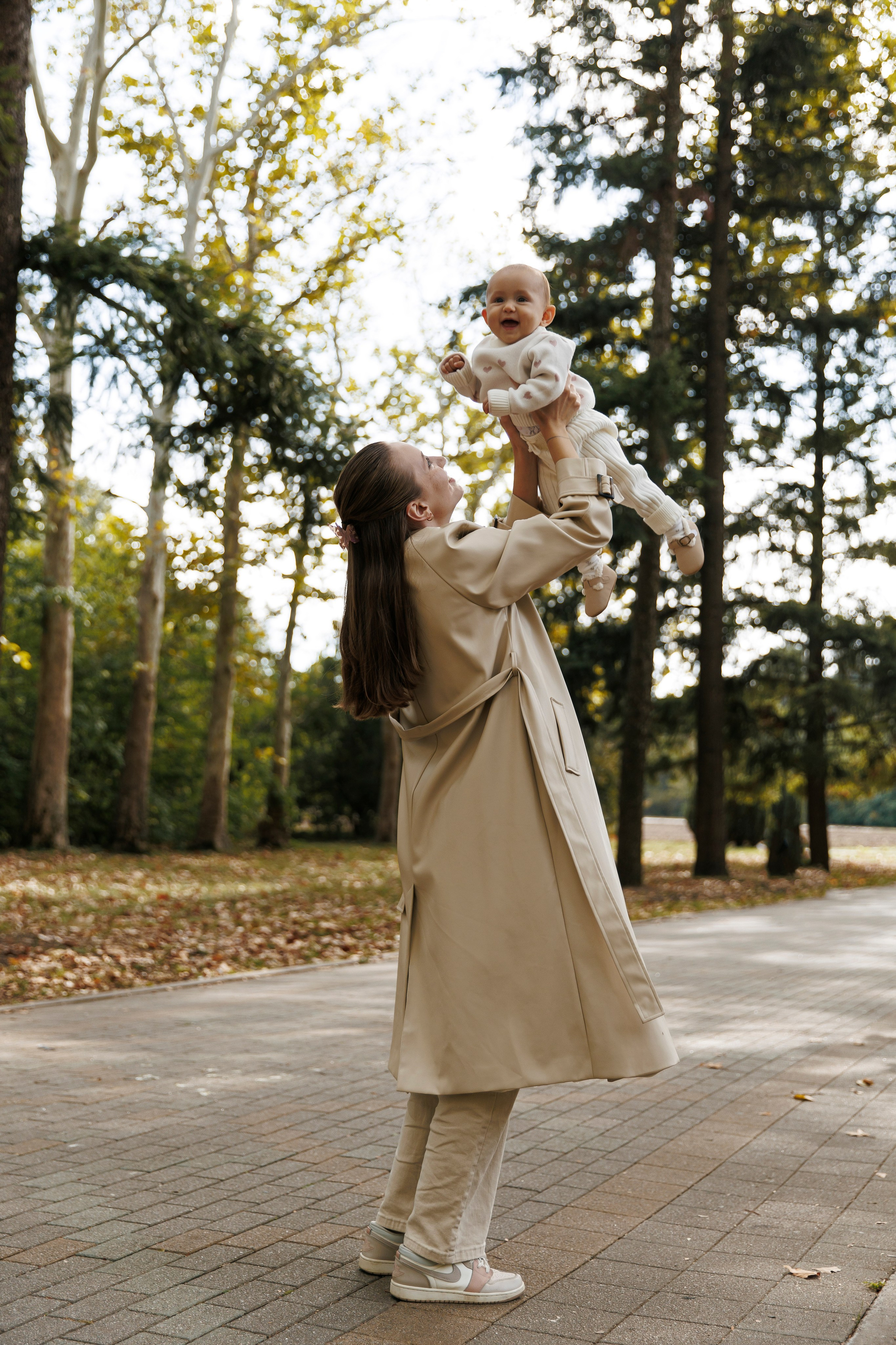 «Embracing Autumn: A Family Adventure Amidst Golden Leaves»