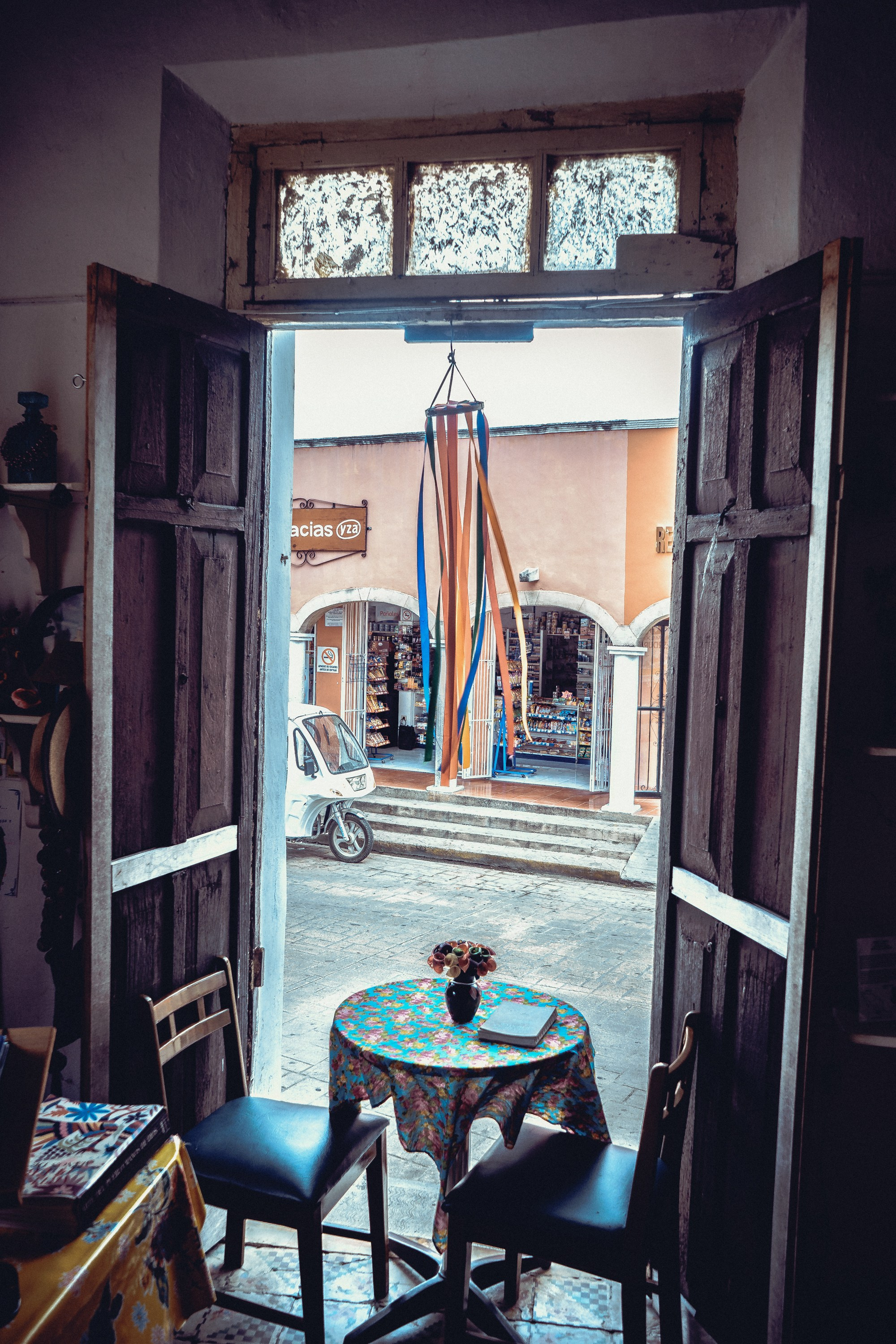 Вид из окна в кафе в Мексике.