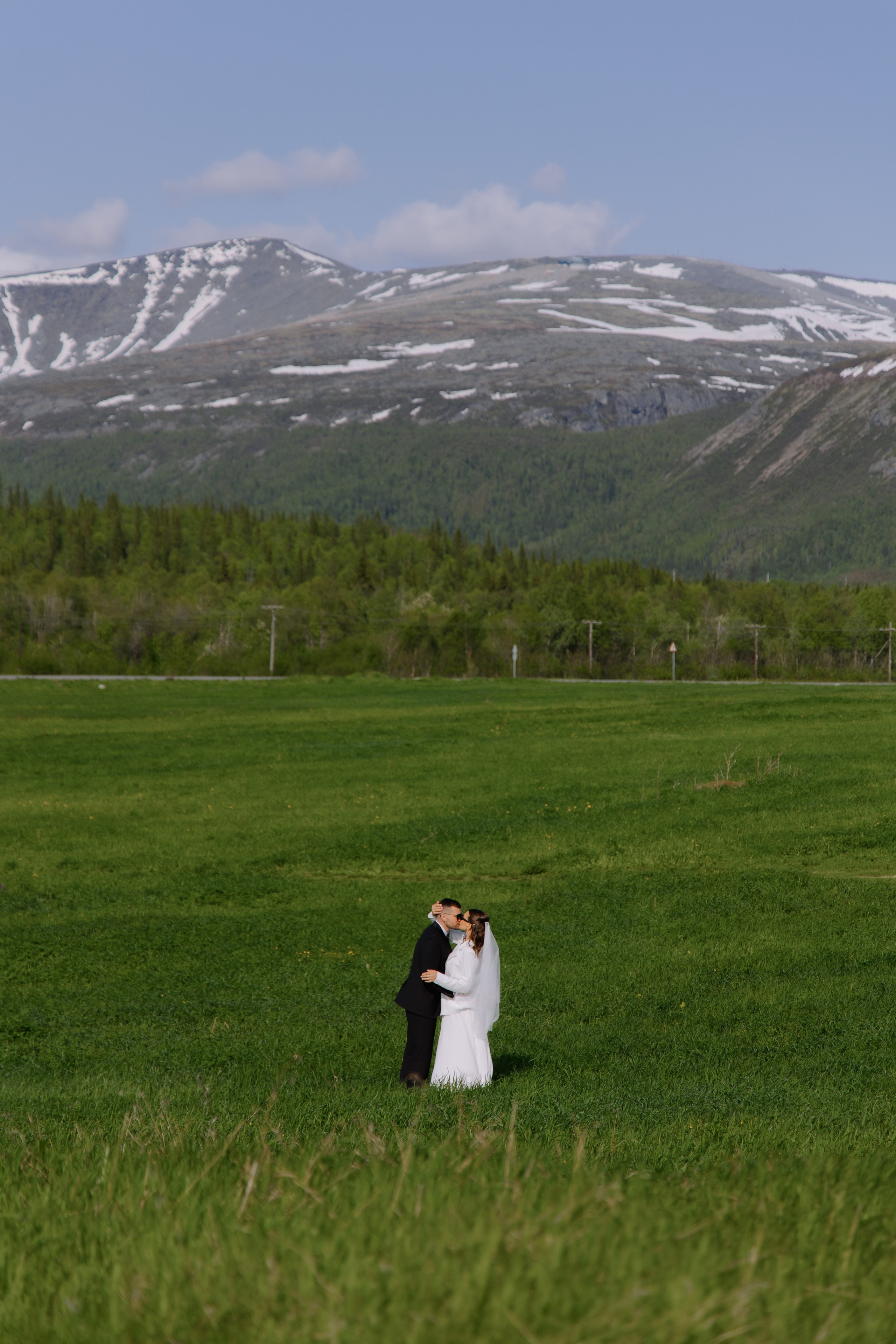Горный массив становится свидетелем зарождения новой семьи, навсегда сохранив этот особенный момент.