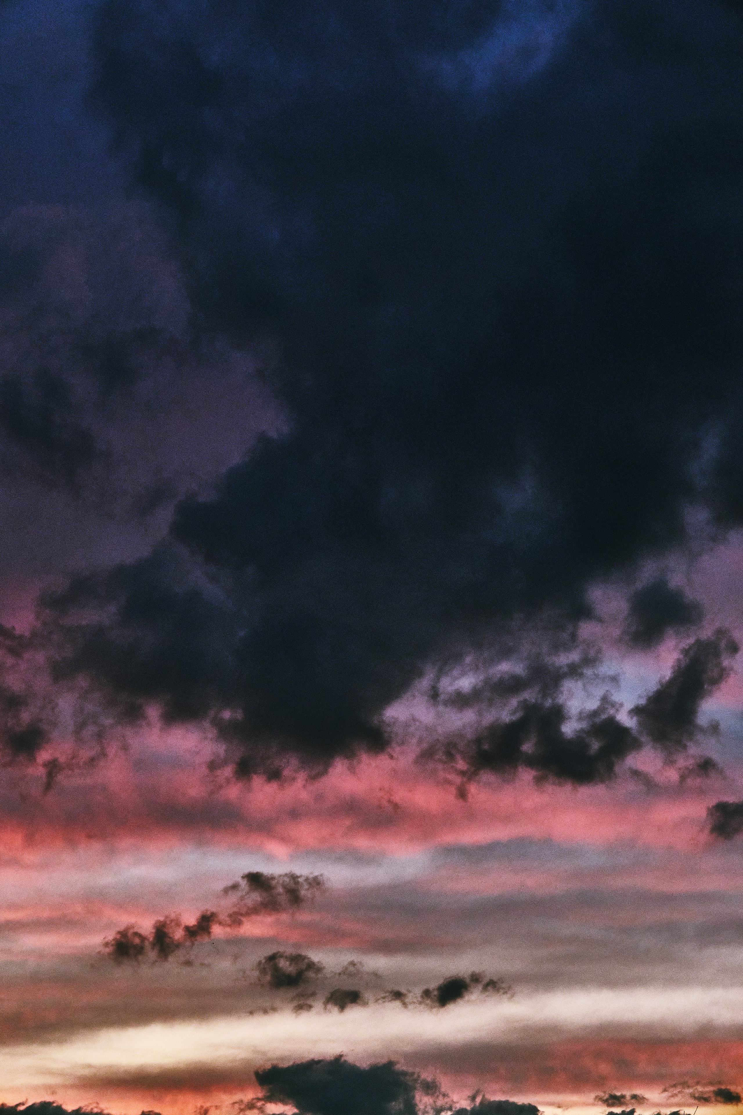 Вертикальный фон с мрачными облаками и догорающим закатом от фотографа Олега Мороза