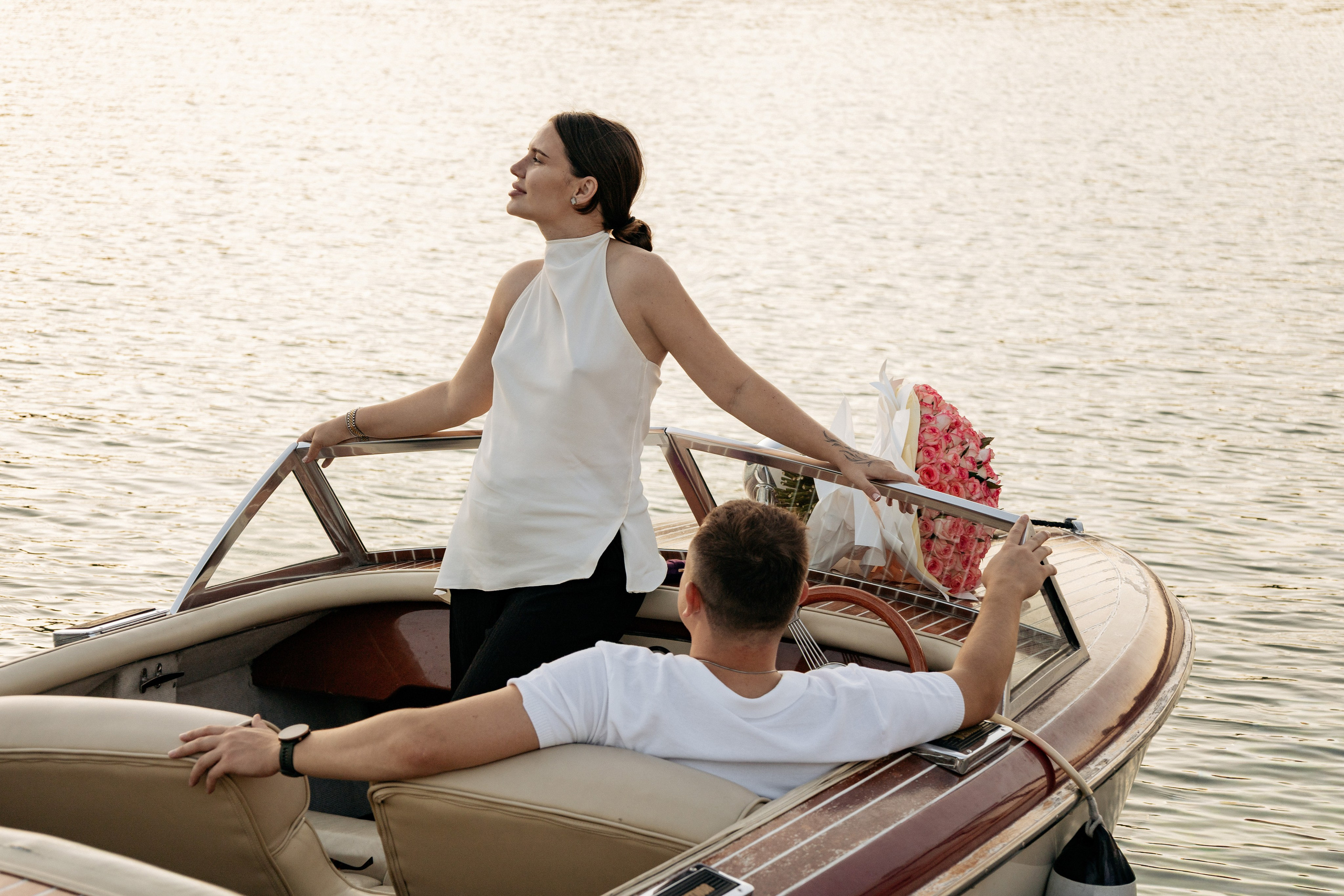 Силуэты счастья: контуры влюбленных на фоне заходящего солнца