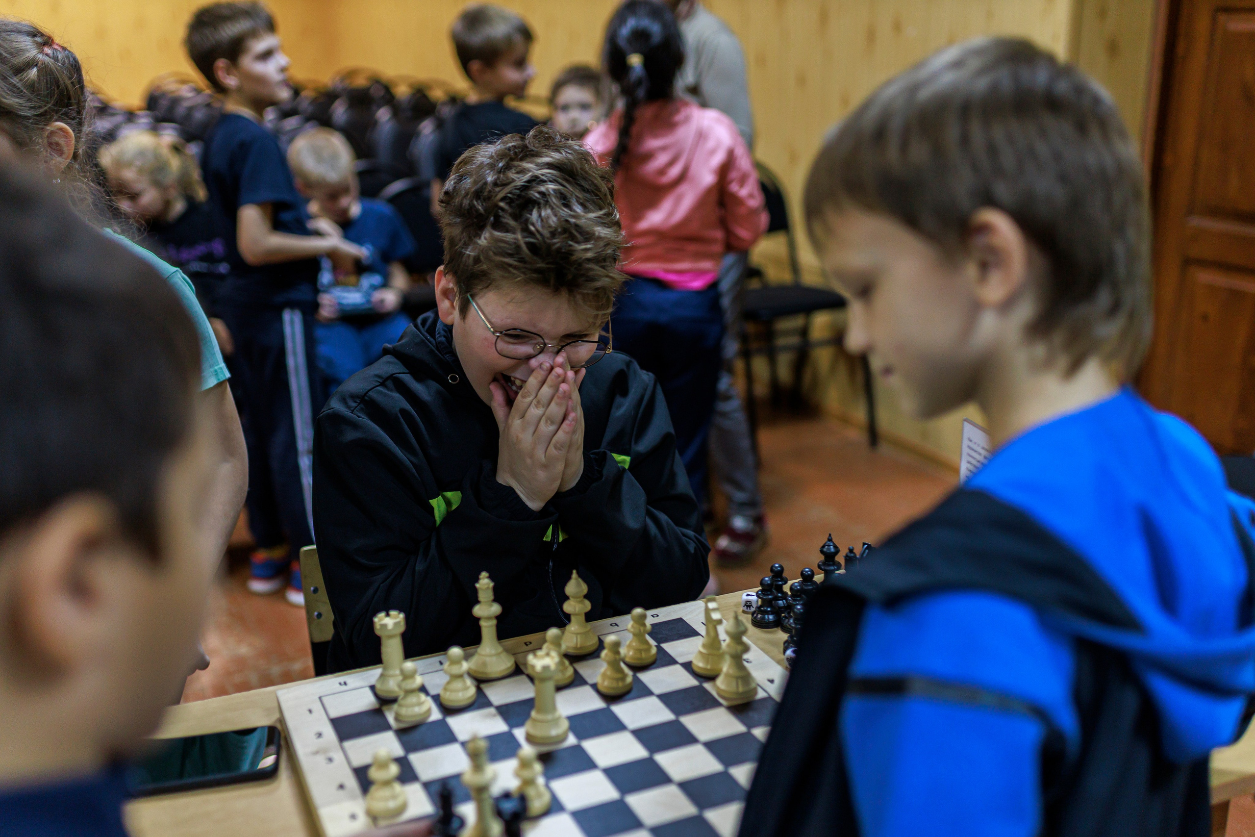Репортажная сьёмка игры в шахматы в детском доме. Семейный и детский фотограф в Рязани Васюгова Мария