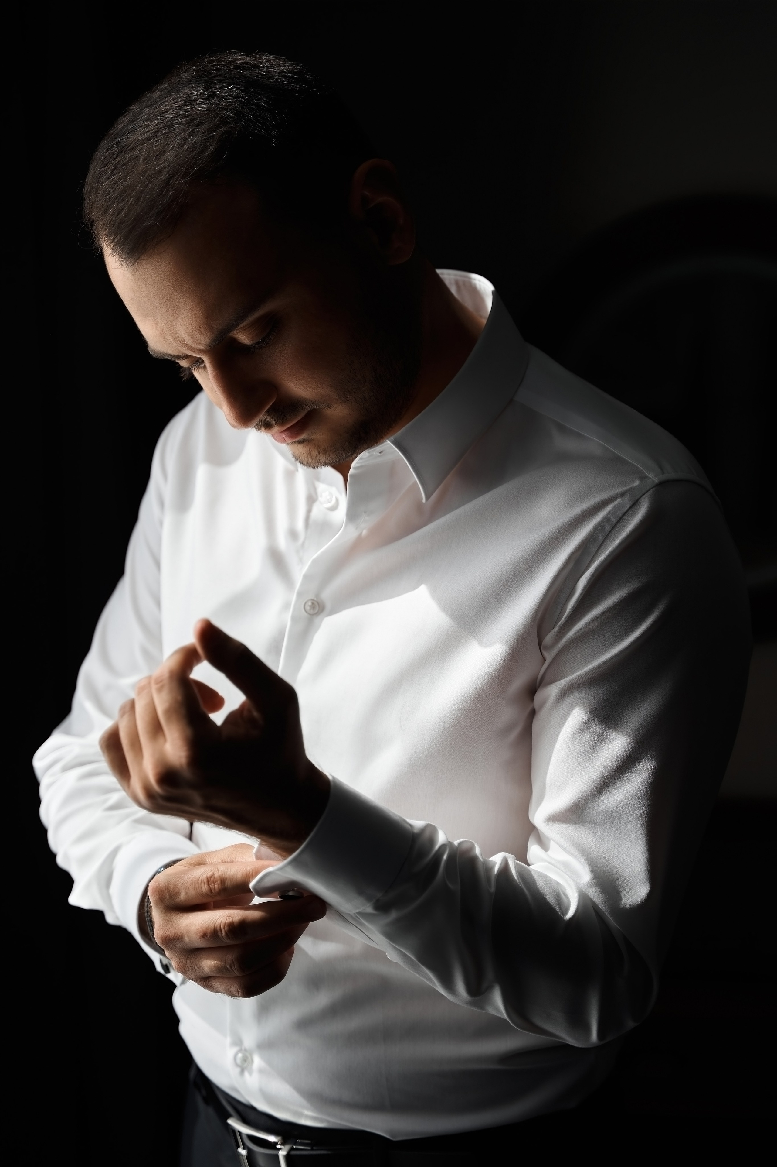 Портрет жениха во время сборов молодых в отеле