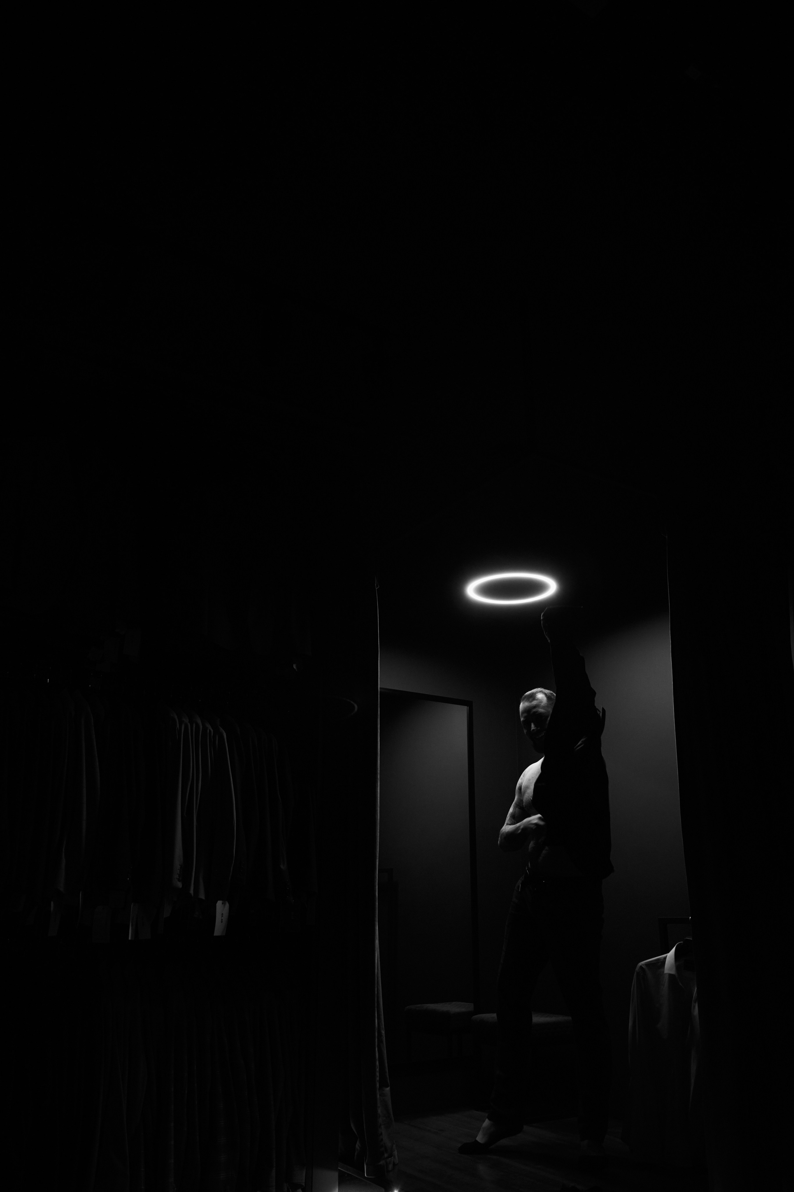 Жених в примерочной примеряет костюм