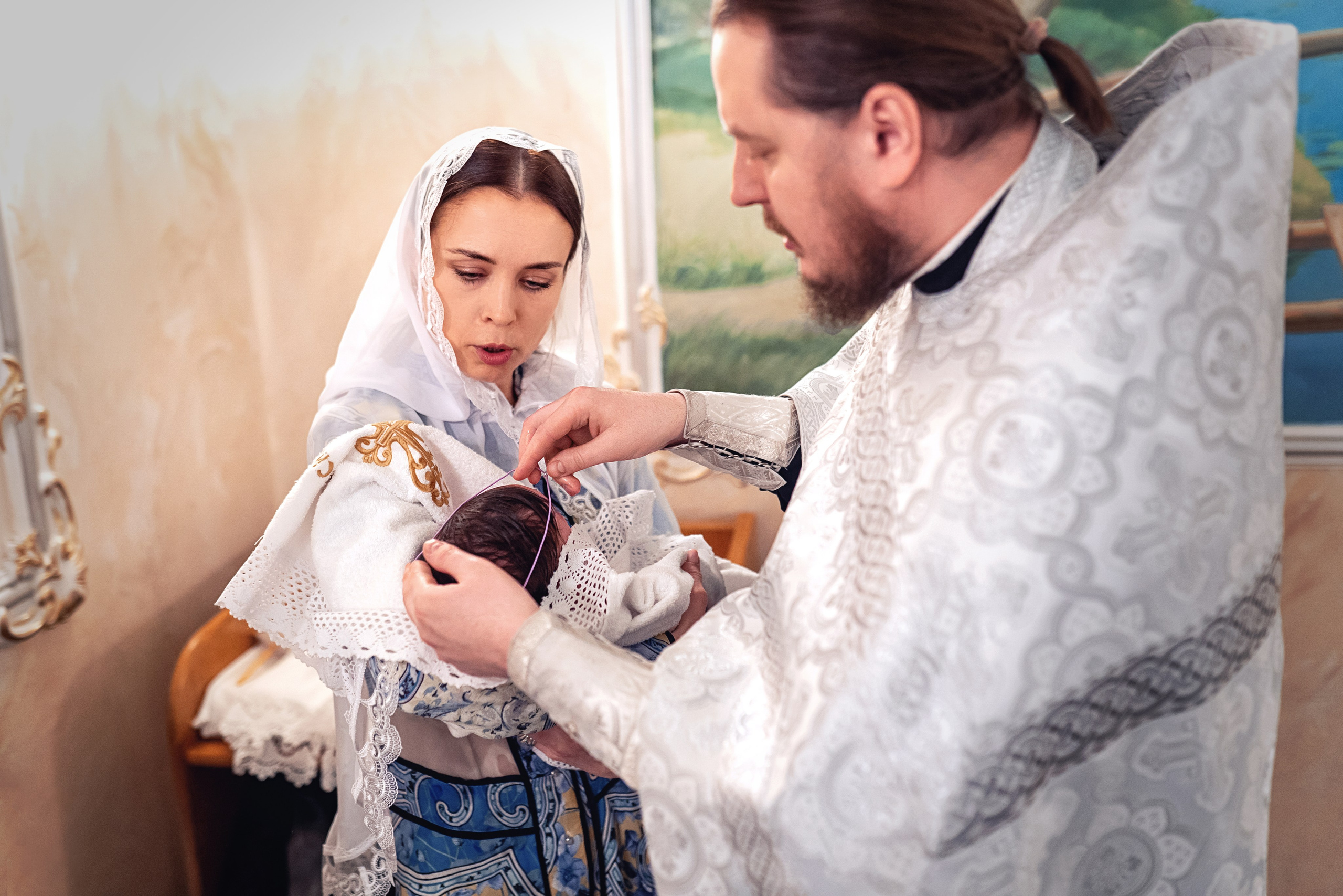 Крещение ребенка в храме Петра и Февронии в Покровском монастыре. Фотограф \ Видеограф на Крещение, Венчание Москва| Семейные съемки