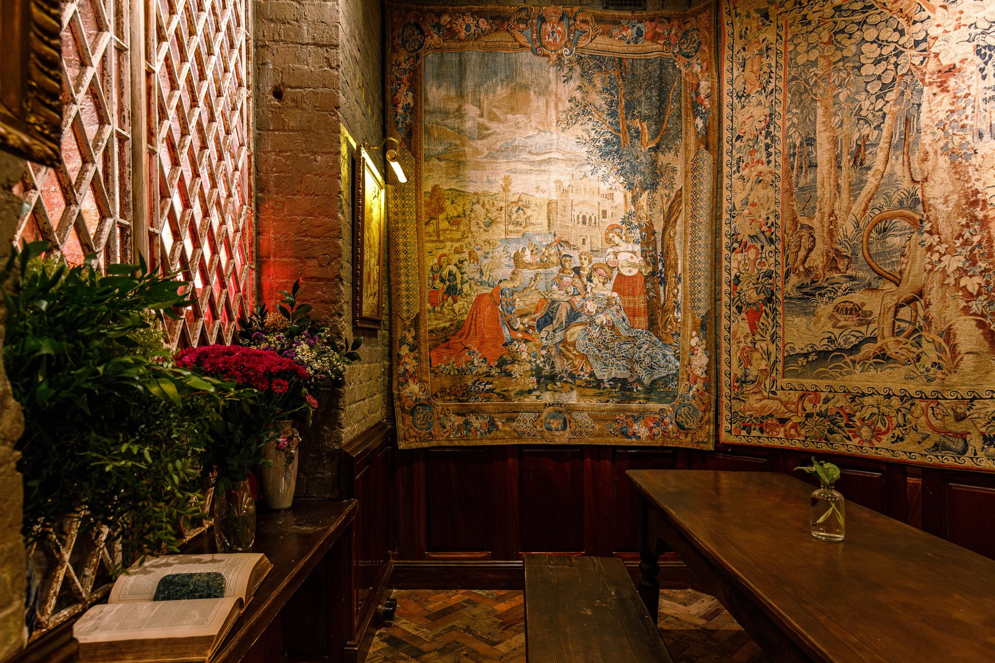 Black Swan. Photographer Ksenia Kolesnikova. Interior, Product, and Portrait Photography in Moscow