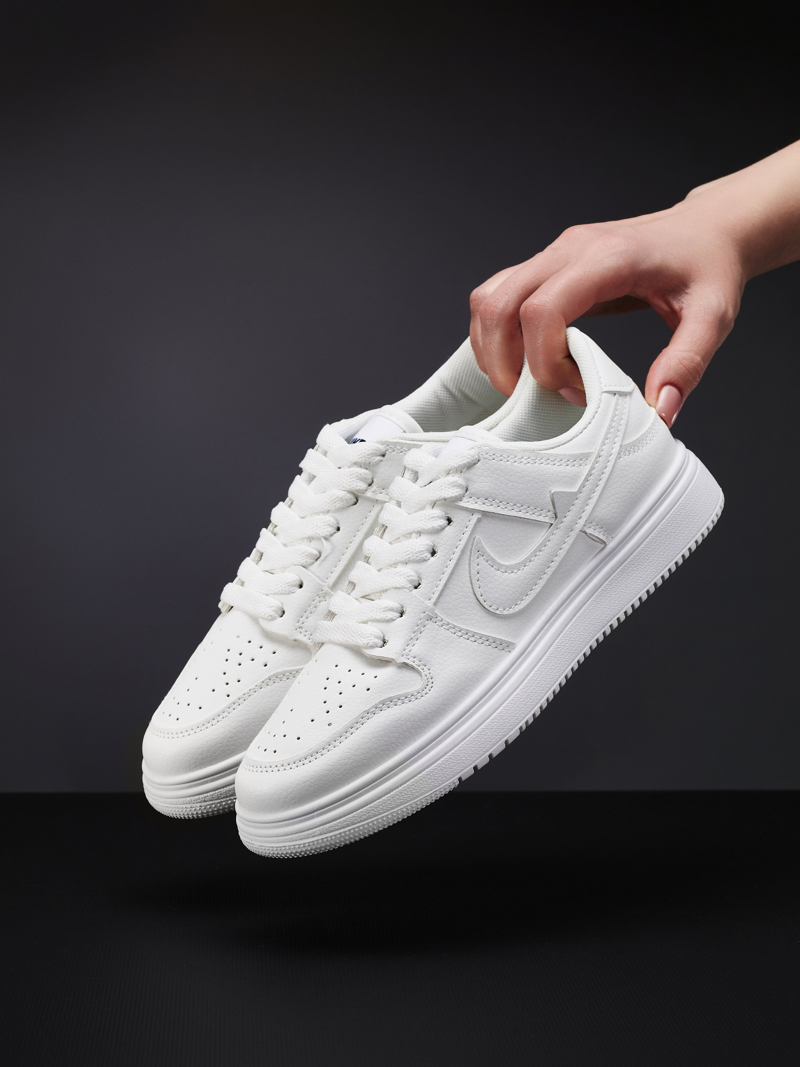 Кеды. Уютная студия предметной съемки для маркетплейсов в городе Москва