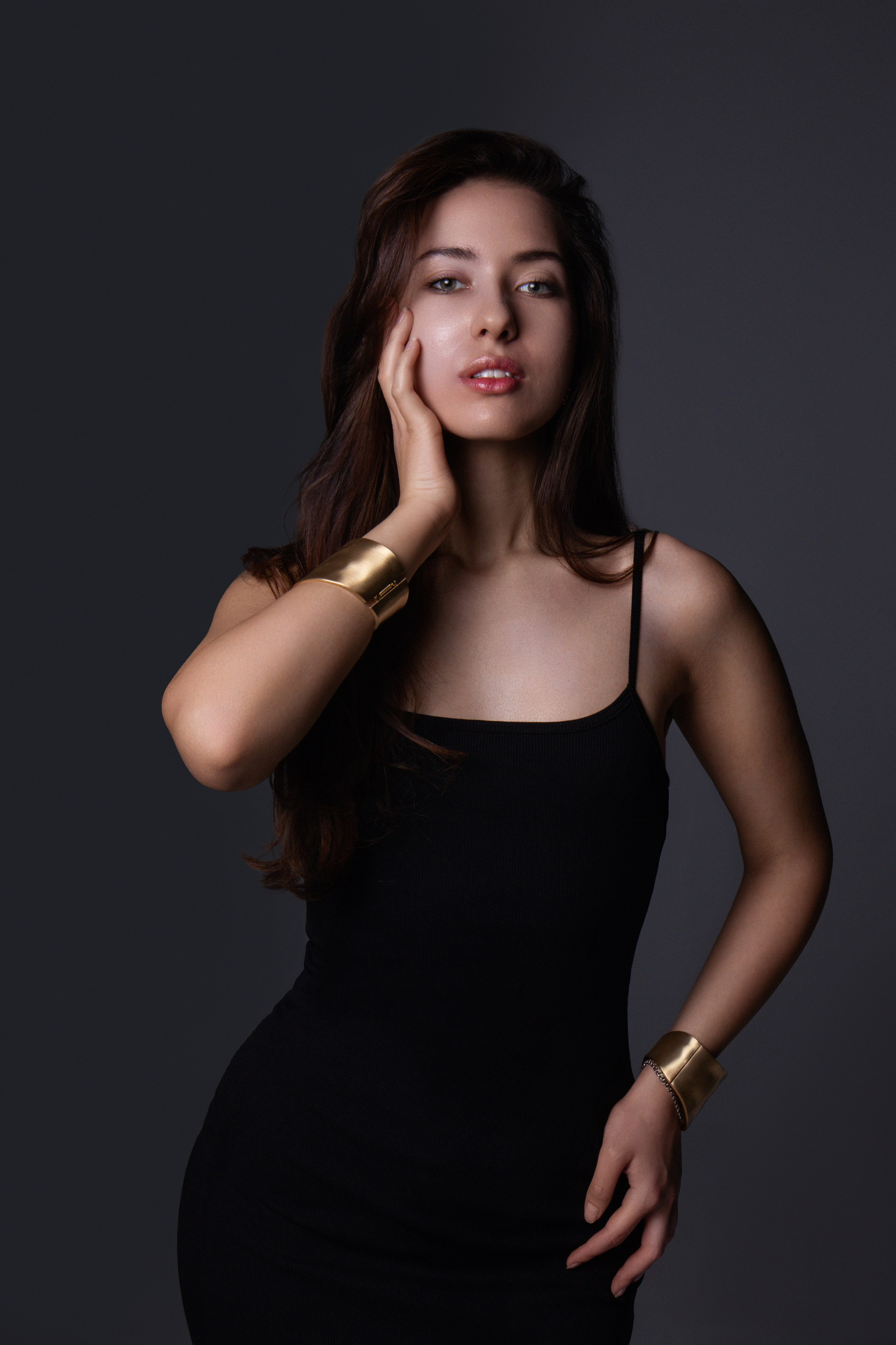 Женский портрет. Фотосессия Раисы в Москве! Нежный образ в черном. Все включено. Готовые образы. Помощь визажиста и стилиста. Фотосессия в стиле минимализм. Фотосессии в студиях Москвы с циклорамой. 