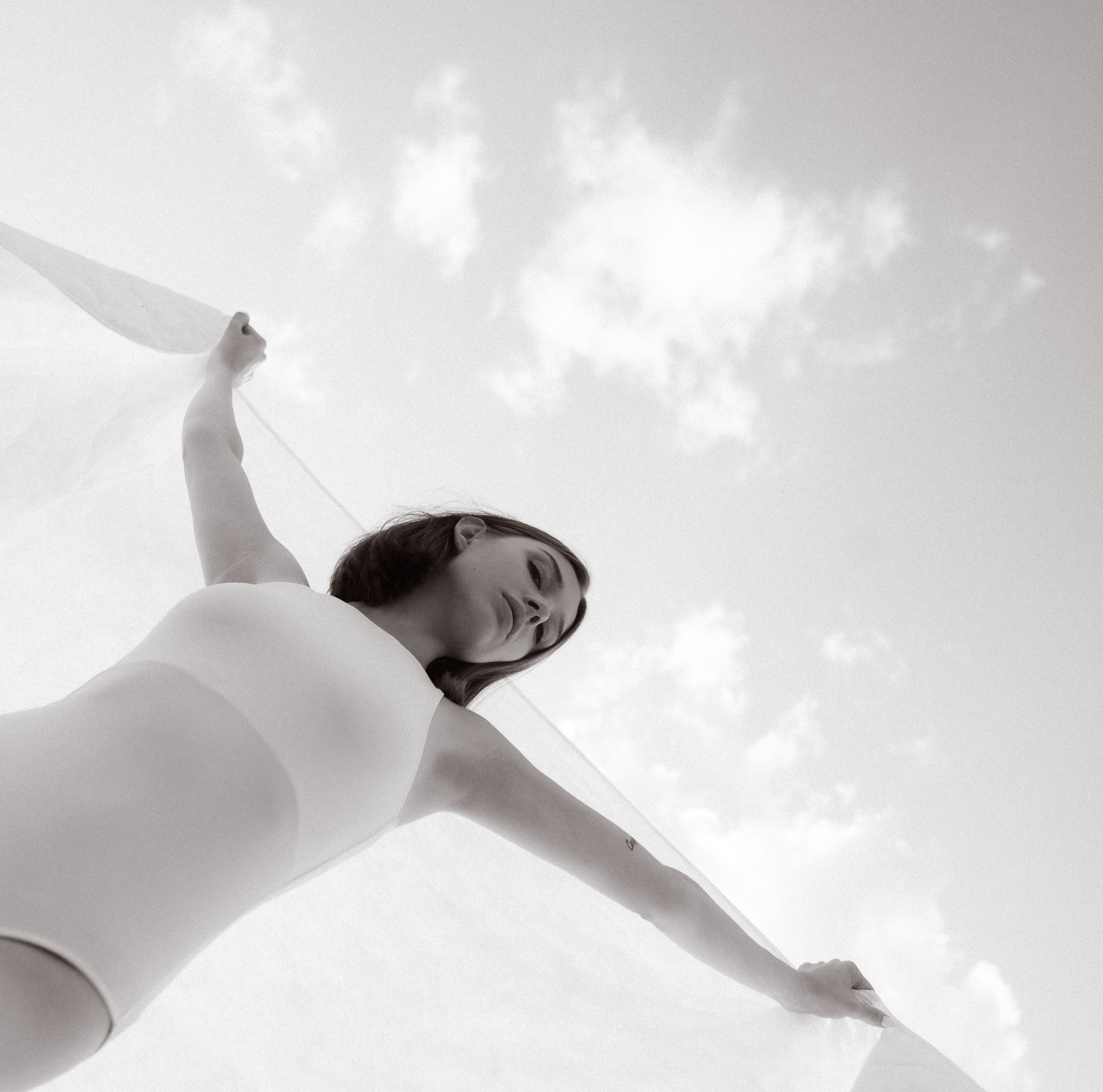 Летняя фотосессия в поле. Девушка в поле в кровати