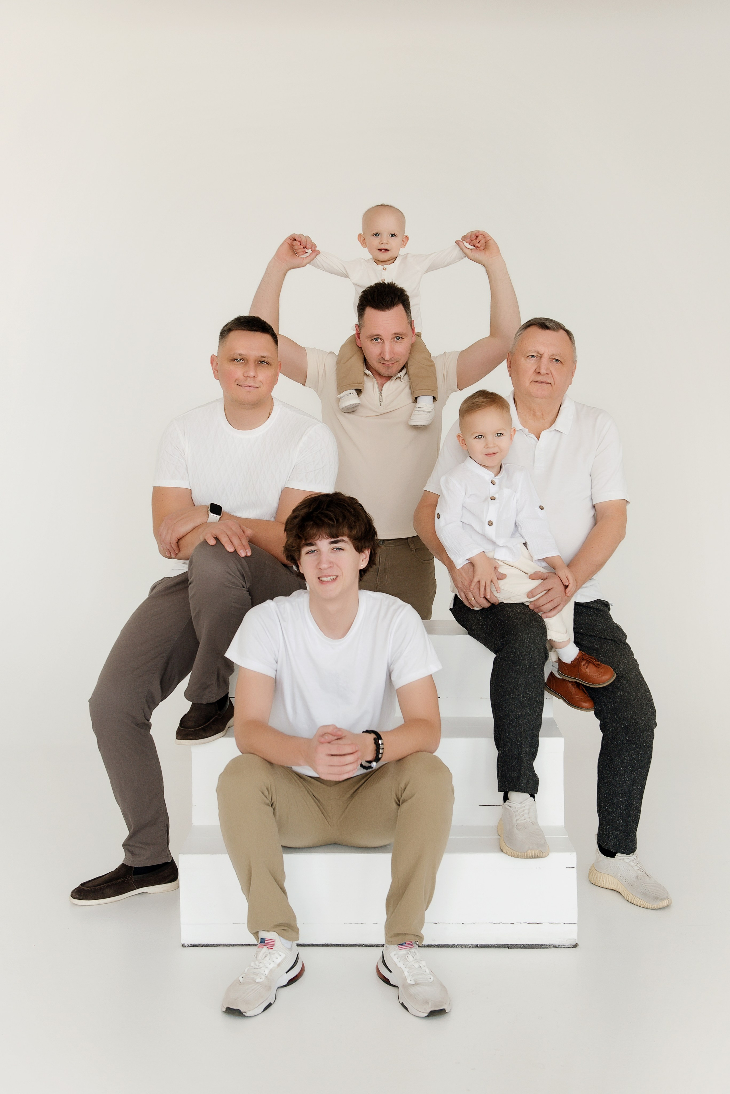 Семейная съёмка большой семьи в Москве. Детский фотограф в Долгопрудном и Москве