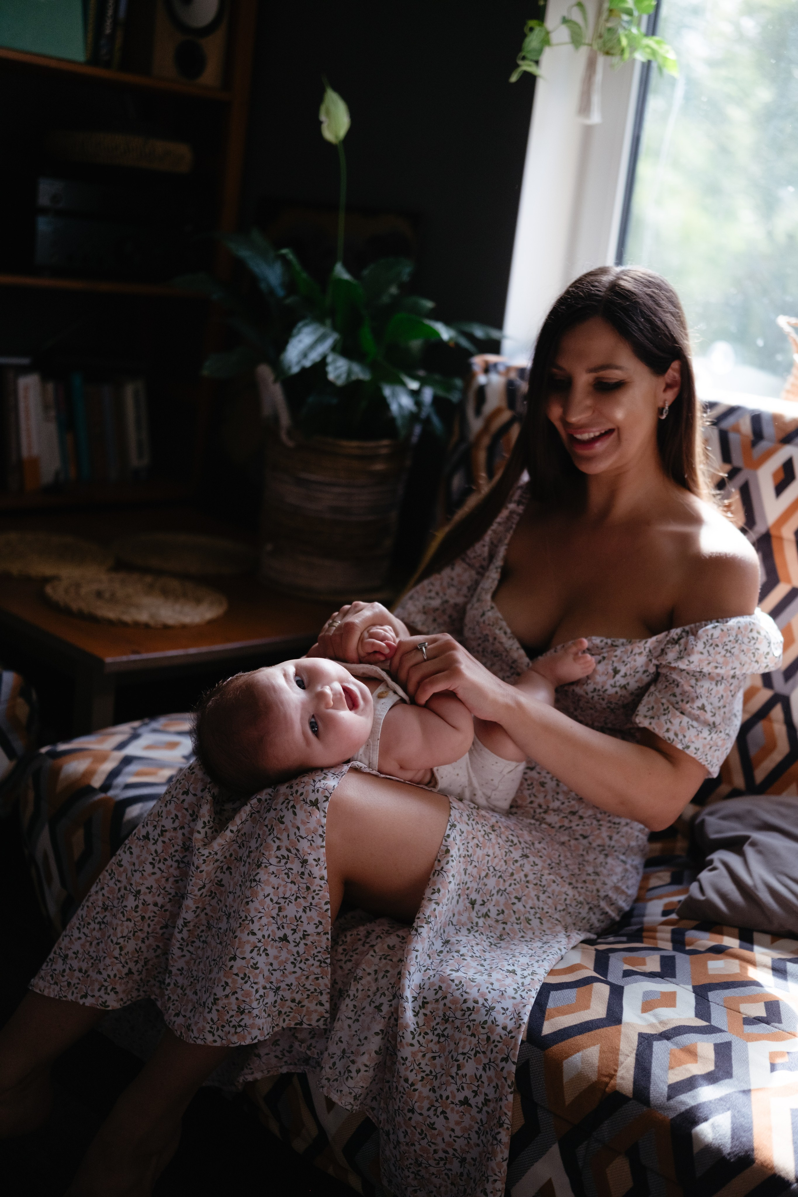 Алиса дома с мамой, братом и котом. Семейный детский ньюборн фотограф в Москве Марта Петрова