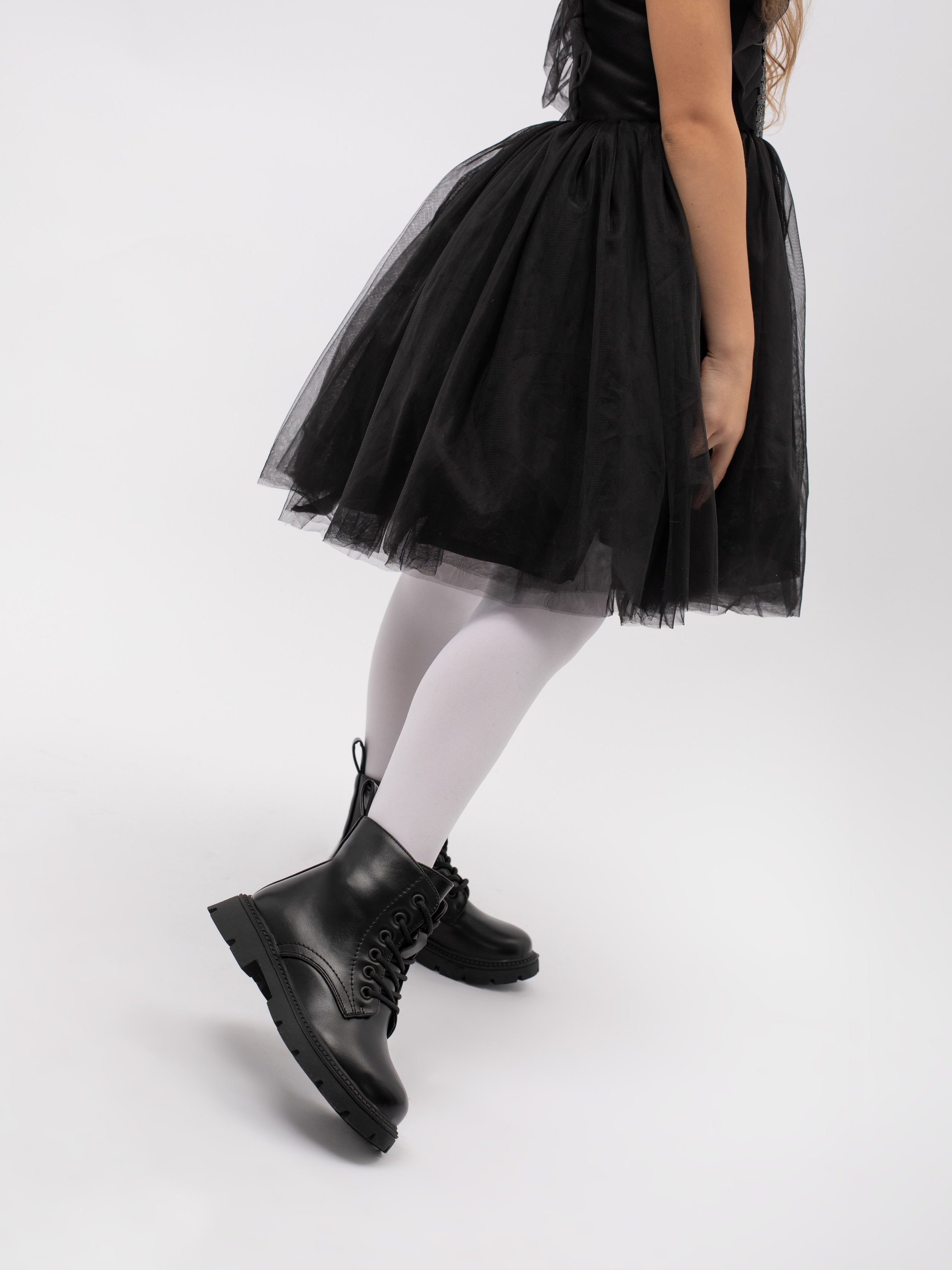 Ботинки для девочки. Фотостудия предметной и модельной съёмки для маркетплейсов