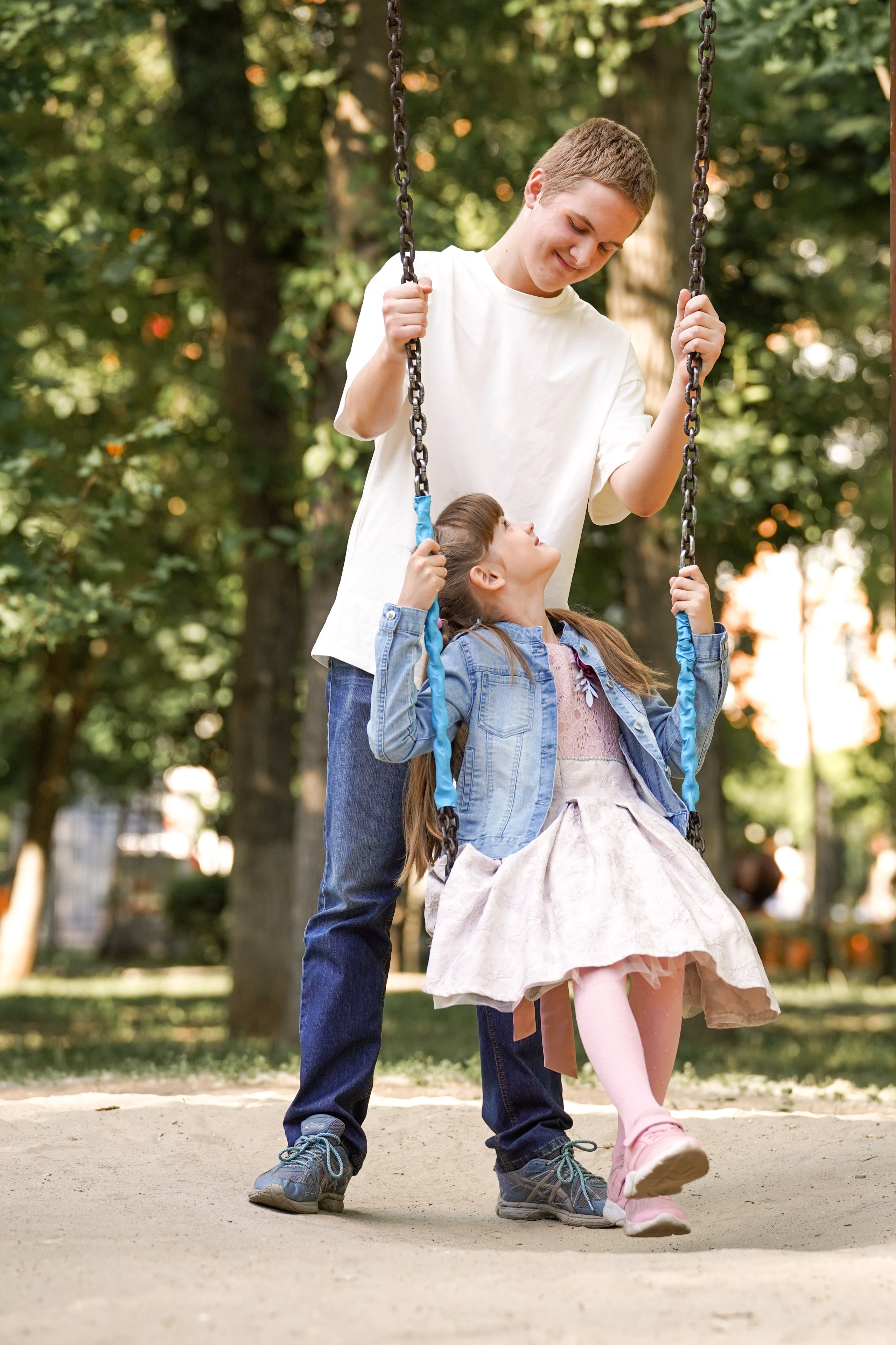 Семья в парке Островского. MEMENTO.Выпускные альбомы, школьные, юбилейные и другие книги. Ростов-на-Дону