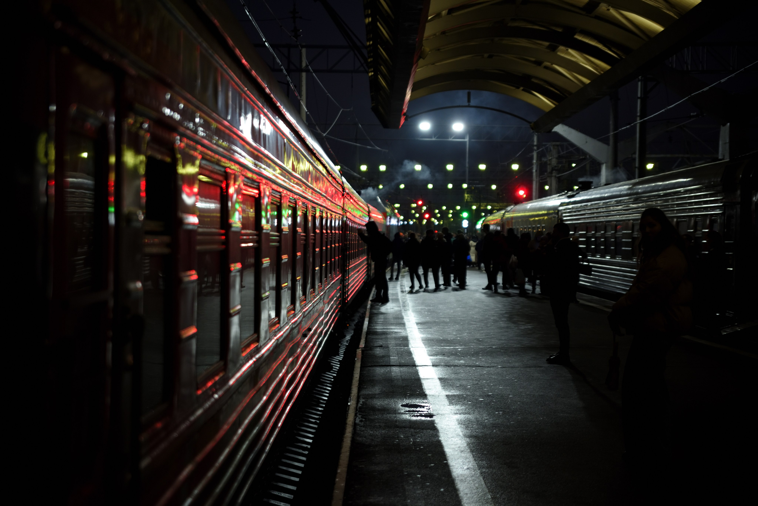 Поезд перед отправлением с Московского вокзала ночью