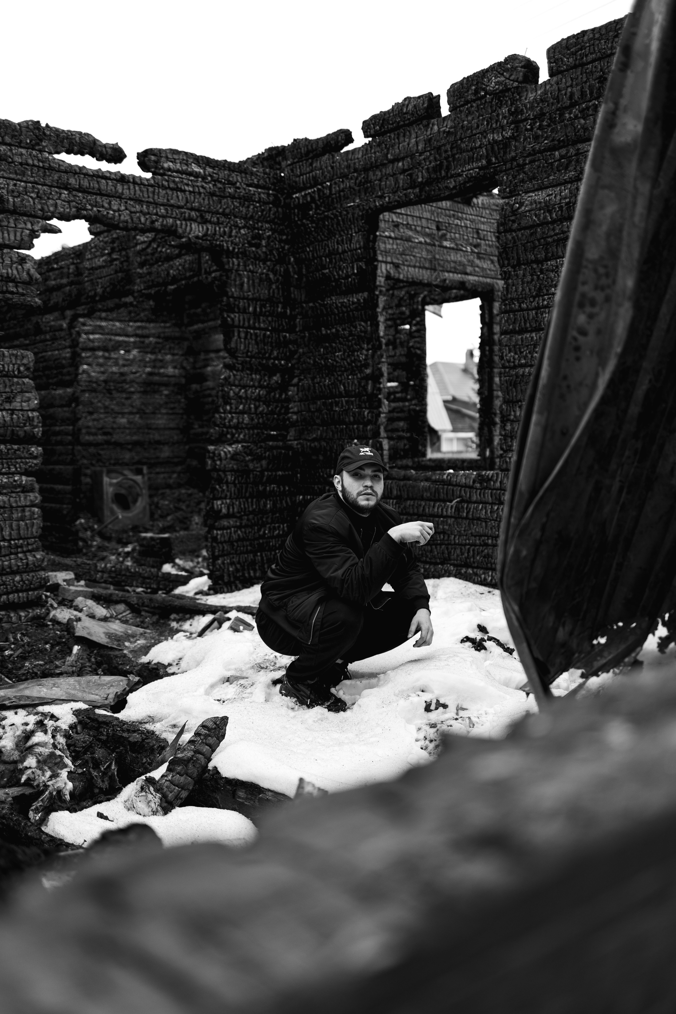 Илья за 1 час до сноса дома, который сгорел у нас в 2023. Семейный фотограф Надежда Каримова | Иркутск Байкал Аршан