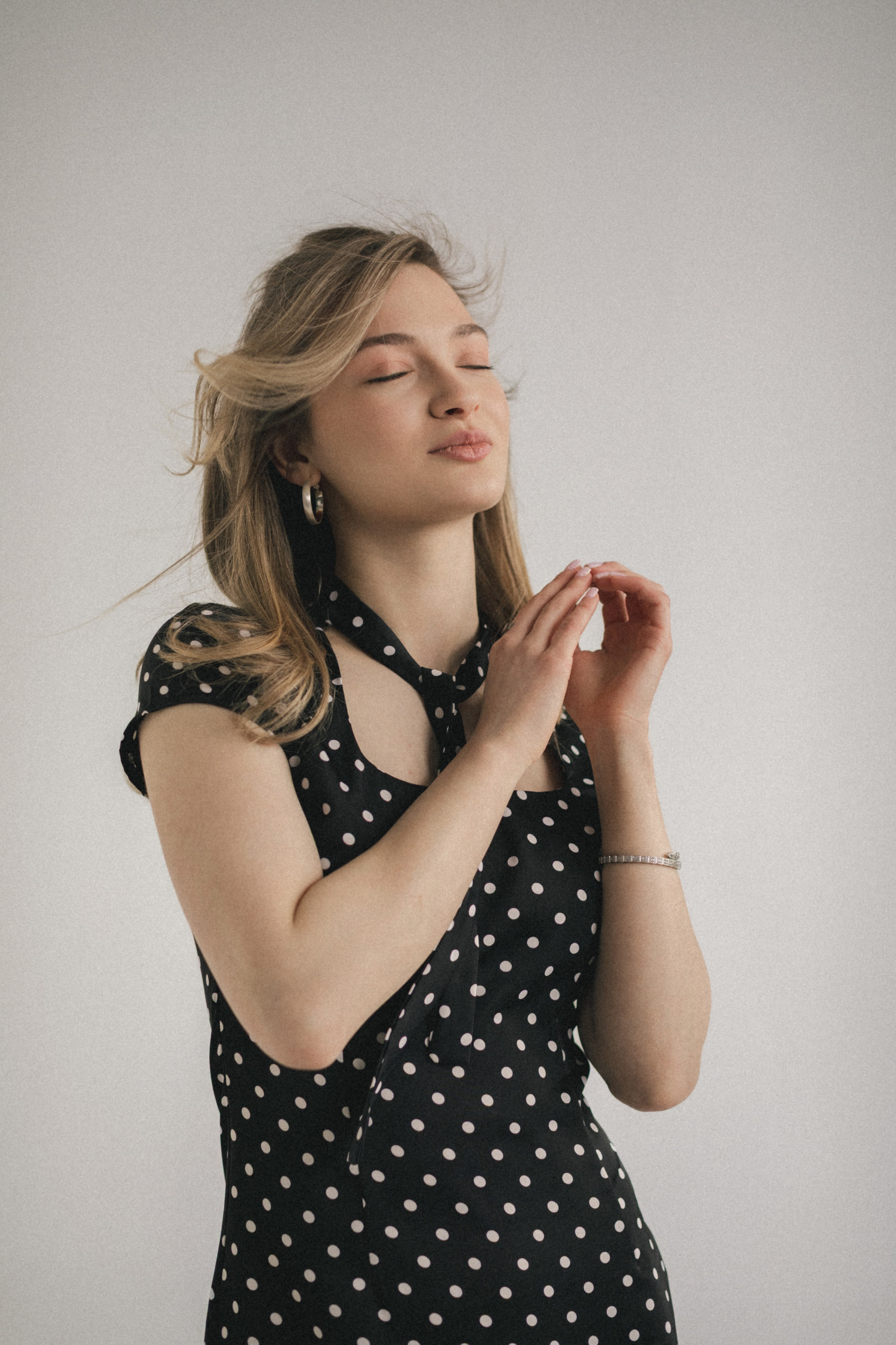 Фотосессия ко Дню рождения девушки в студии с тортом. Фотограф во Владикавказе Юрий Геворгизов