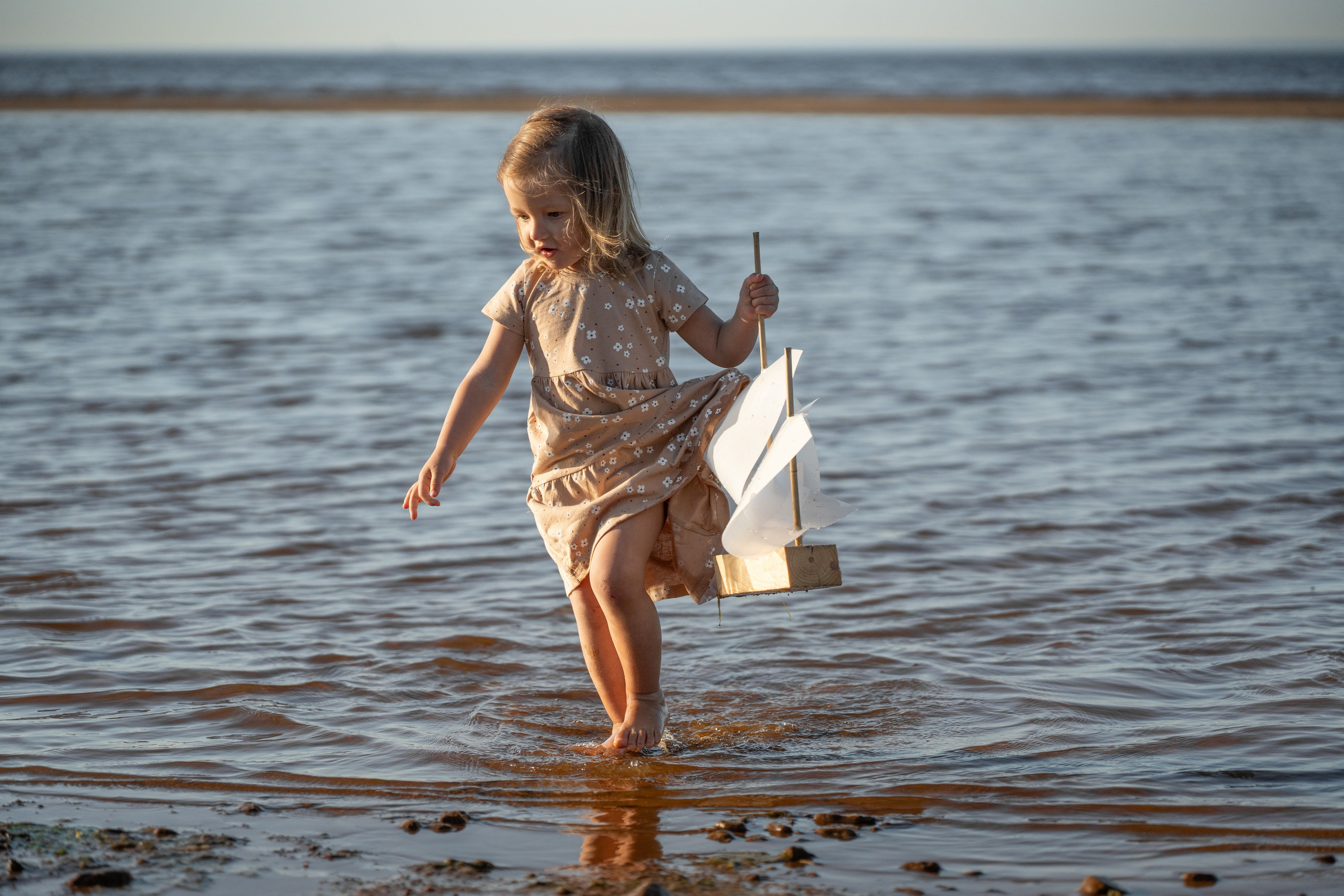 ребенок играет с корабликом, детская фотосессия, детская съемка, молодые родители, многодетная семья, съемка на пляже, семейная фотосессия, съёмка на финском заливе, фотосессия на финском заливе, 