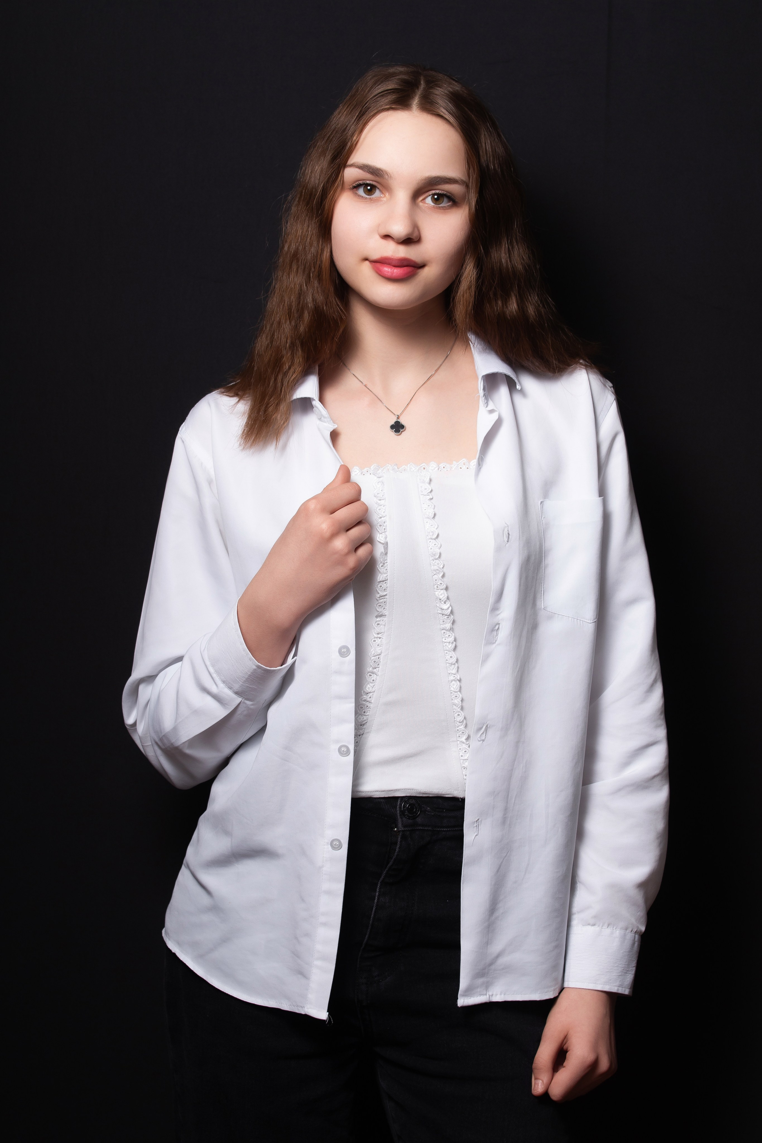 Портретная фотосессия для учеников 9 класса на чёрном фоне | Школьный фотограф Николай Богатырёв | Твой альбом / Твои правила. ТВОЙ АЛЬБОМ / ТВОИ ПРАВИЛА