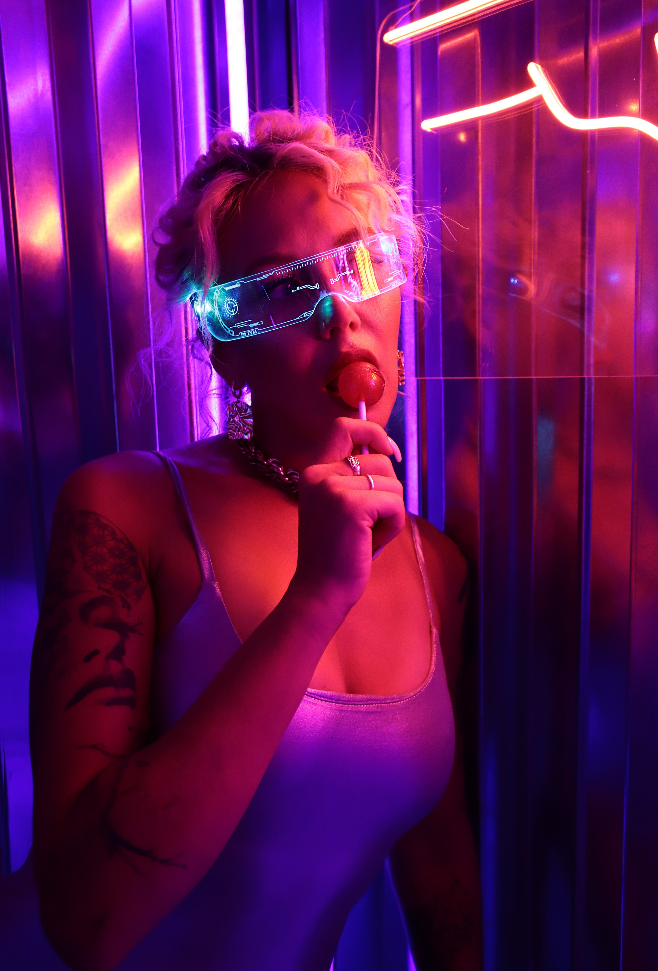 В неоновом свете. Фотограф Химки Анна Татарских