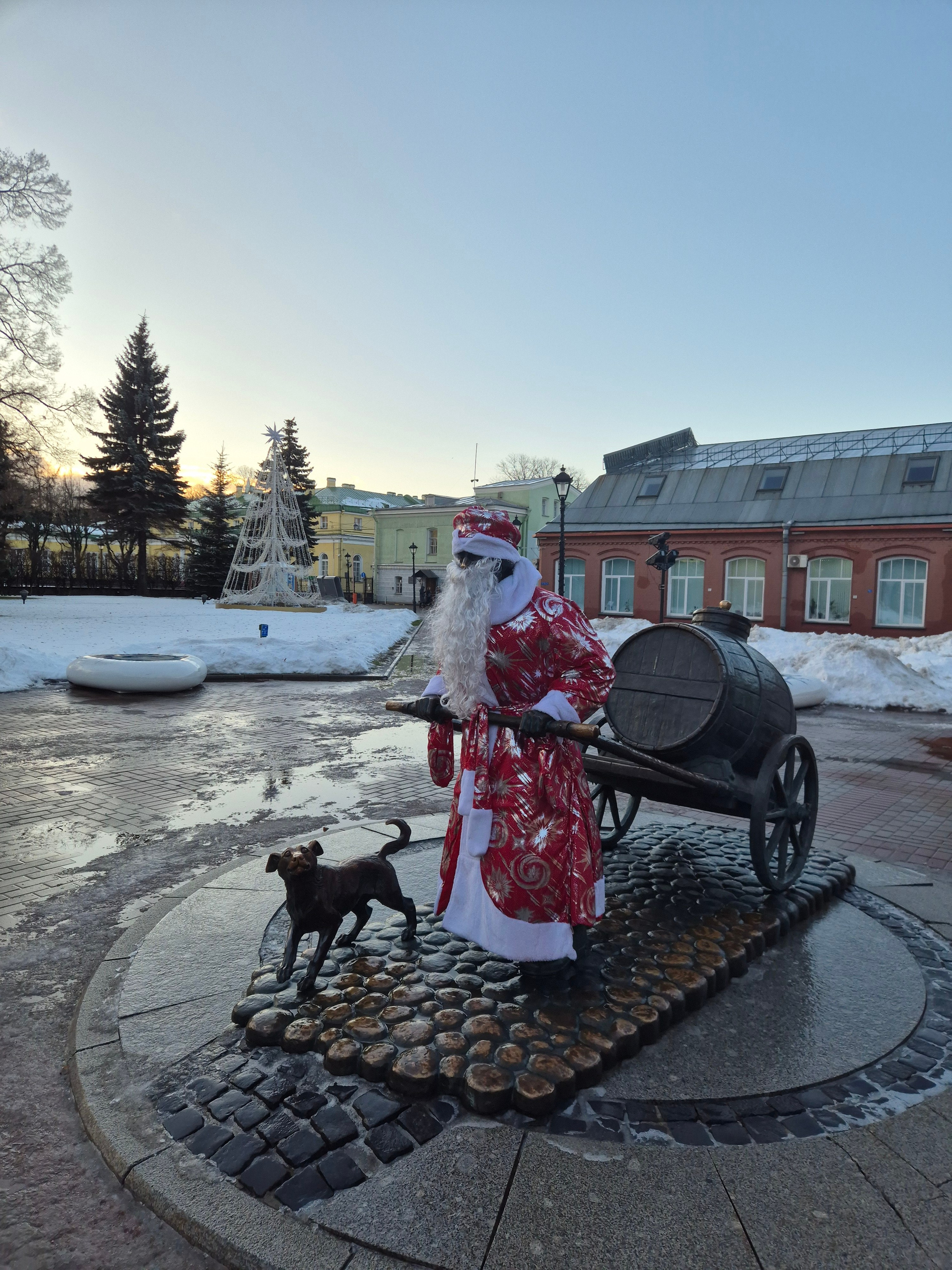 В Санкт-Петербурге очень много музеев, и интересы всех сразу учесть не удалось. Мы с Игорьком отправились в Музей Воды, вот к такому Деду Морозу - Водовозу