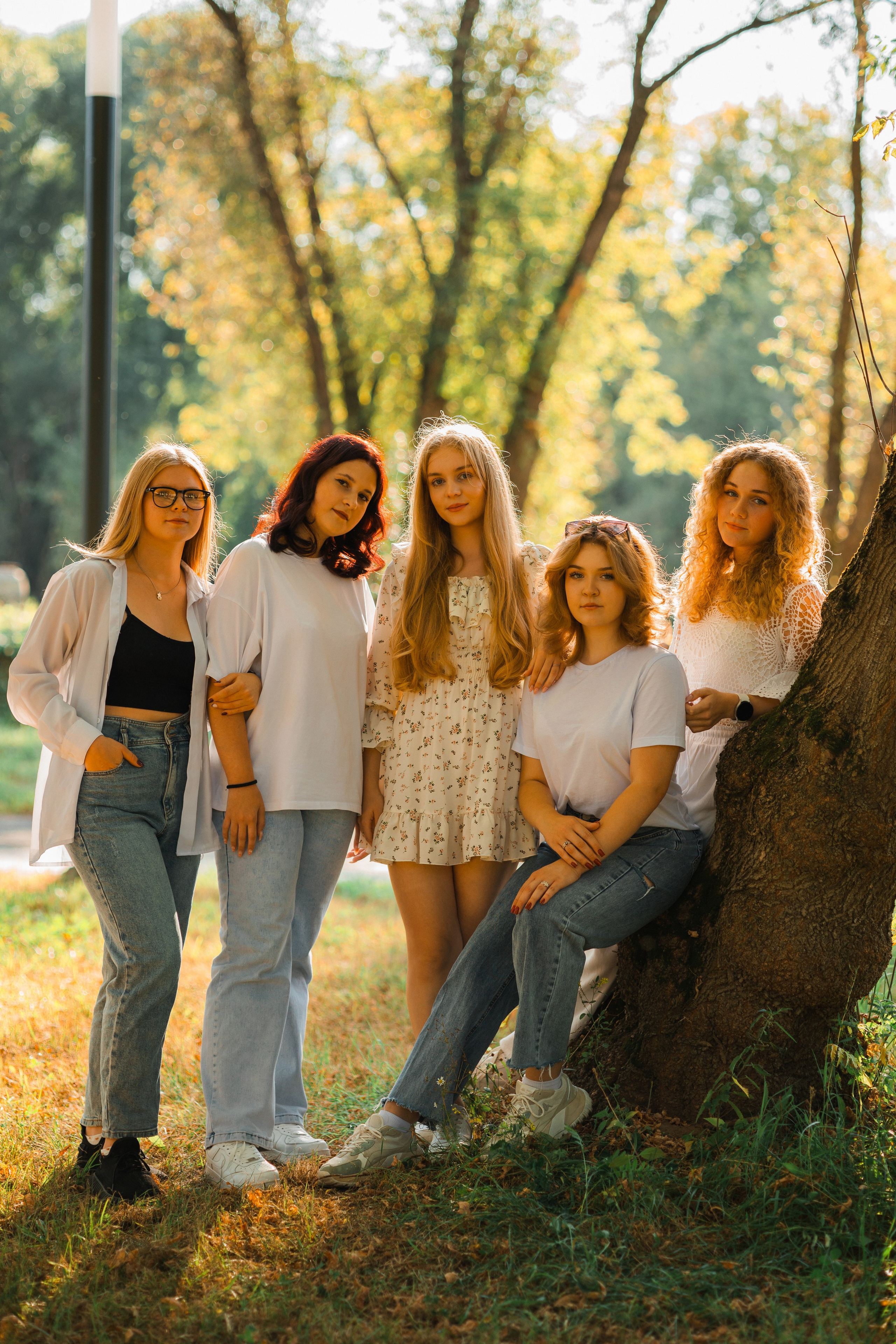 Прогулочная фотосессия на выпускной альбом с 11 классом в Серпухове. Выпускные альбомы в Серпухове