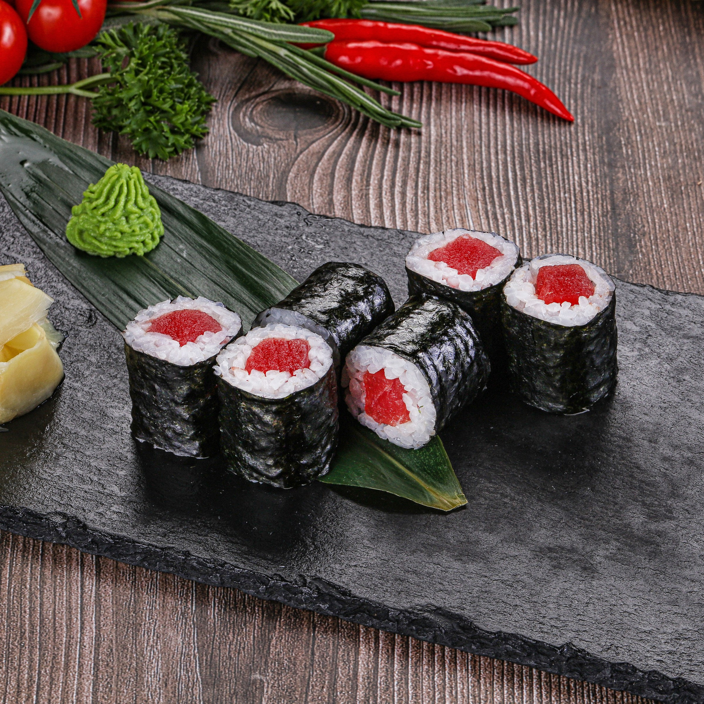 Фотосъемка суши и роллов. Заказ по тел.: +7 (906) 006-90-22. Фуд-фотограф Андрей Старостин — съемка еды в Москве. 9000 руб. в час