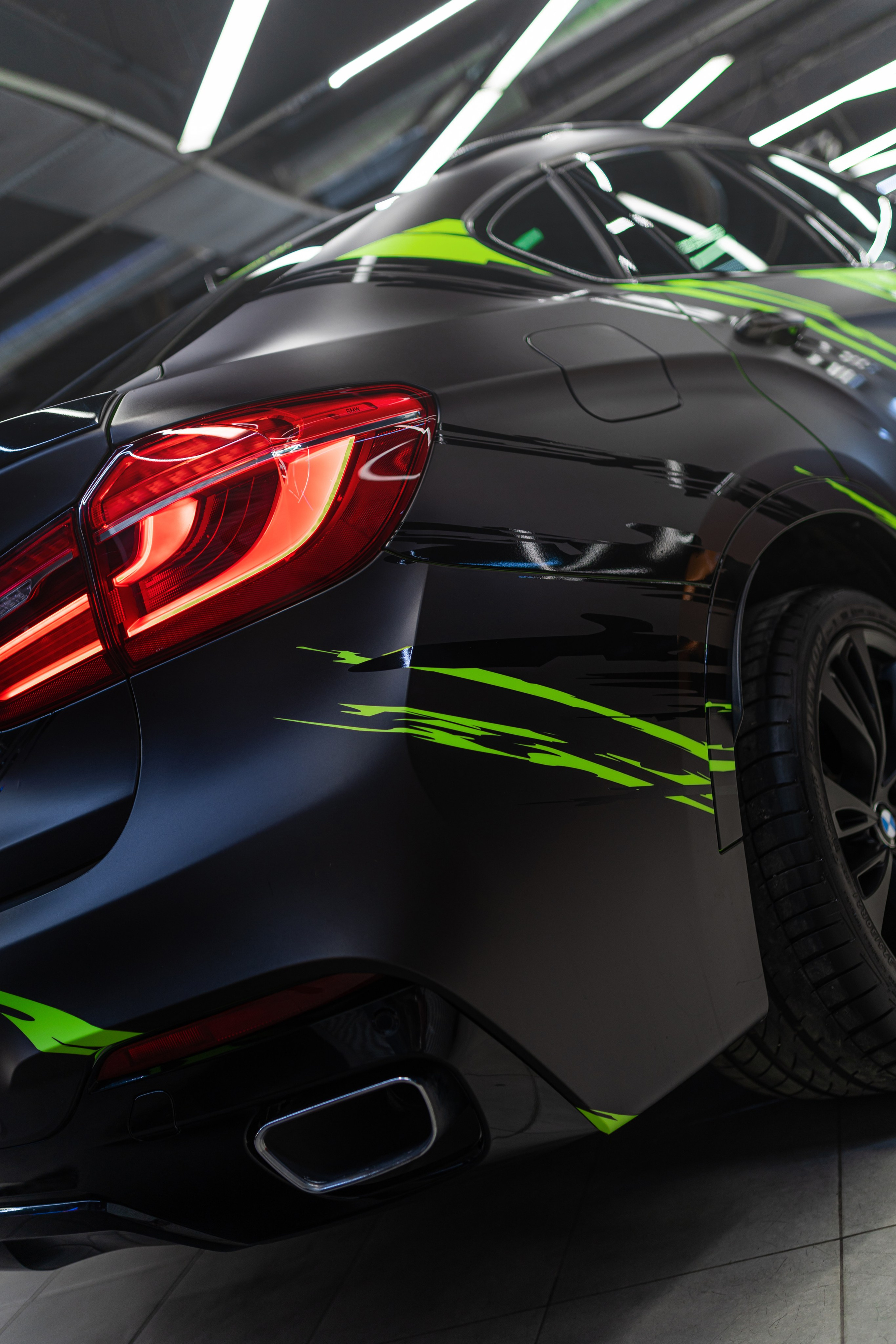 Винилография на BMW X6. Студия дизайна и оклейки авто Barmaley Design